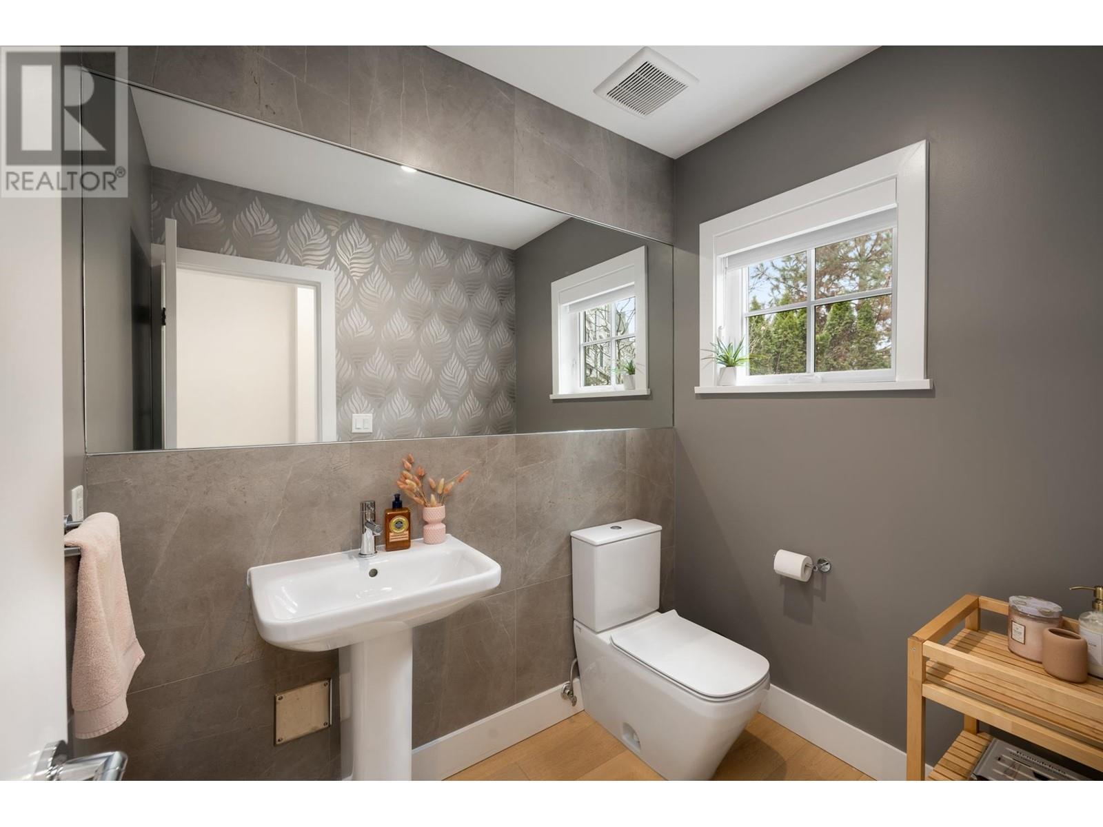 












15 1133 RIDGEWOOD DRIVE

,
North Vancouver,




British Columbia
V7R0A5

