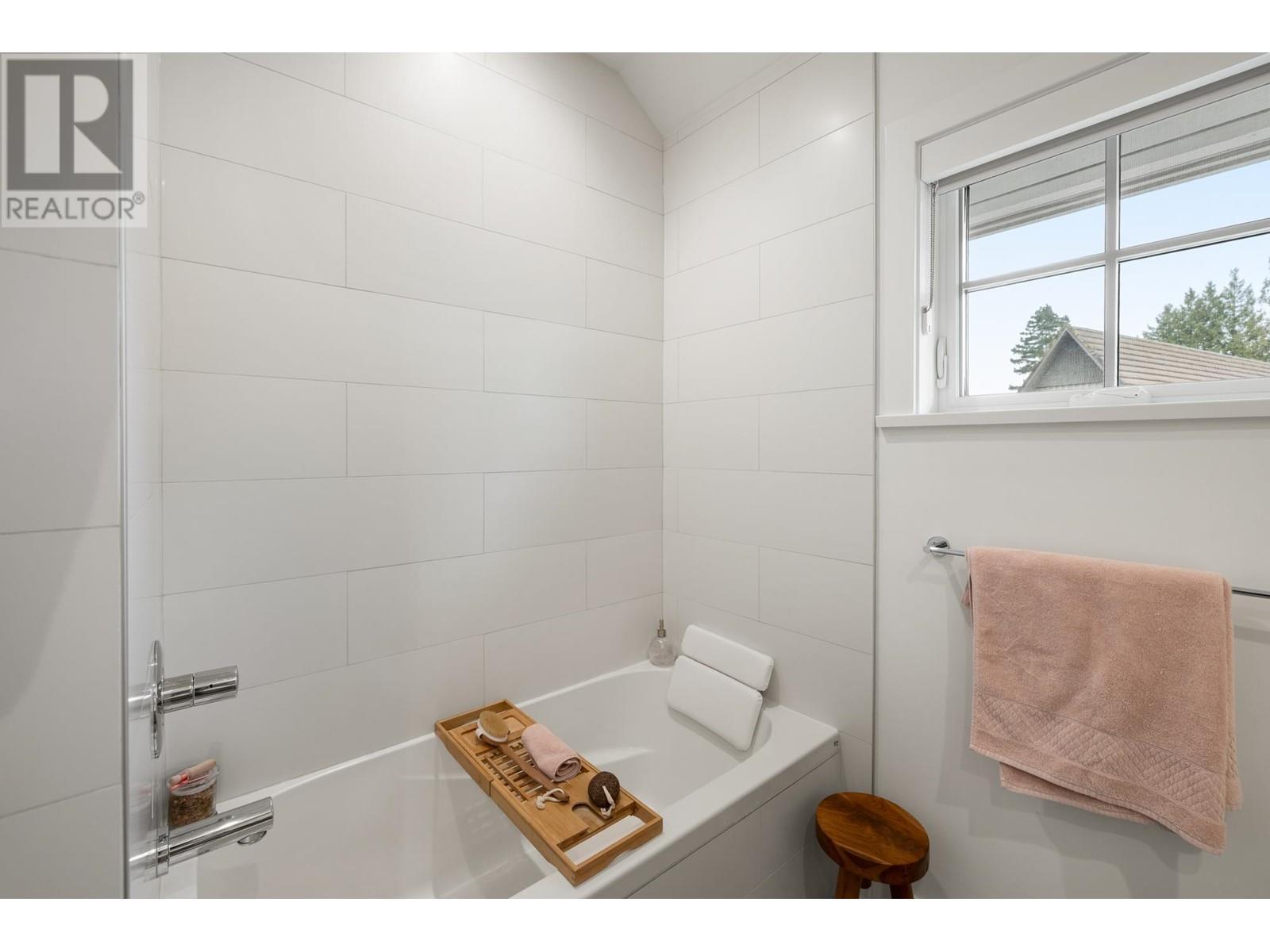 












15 1133 RIDGEWOOD DRIVE

,
North Vancouver,




British Columbia
V7R0A5

