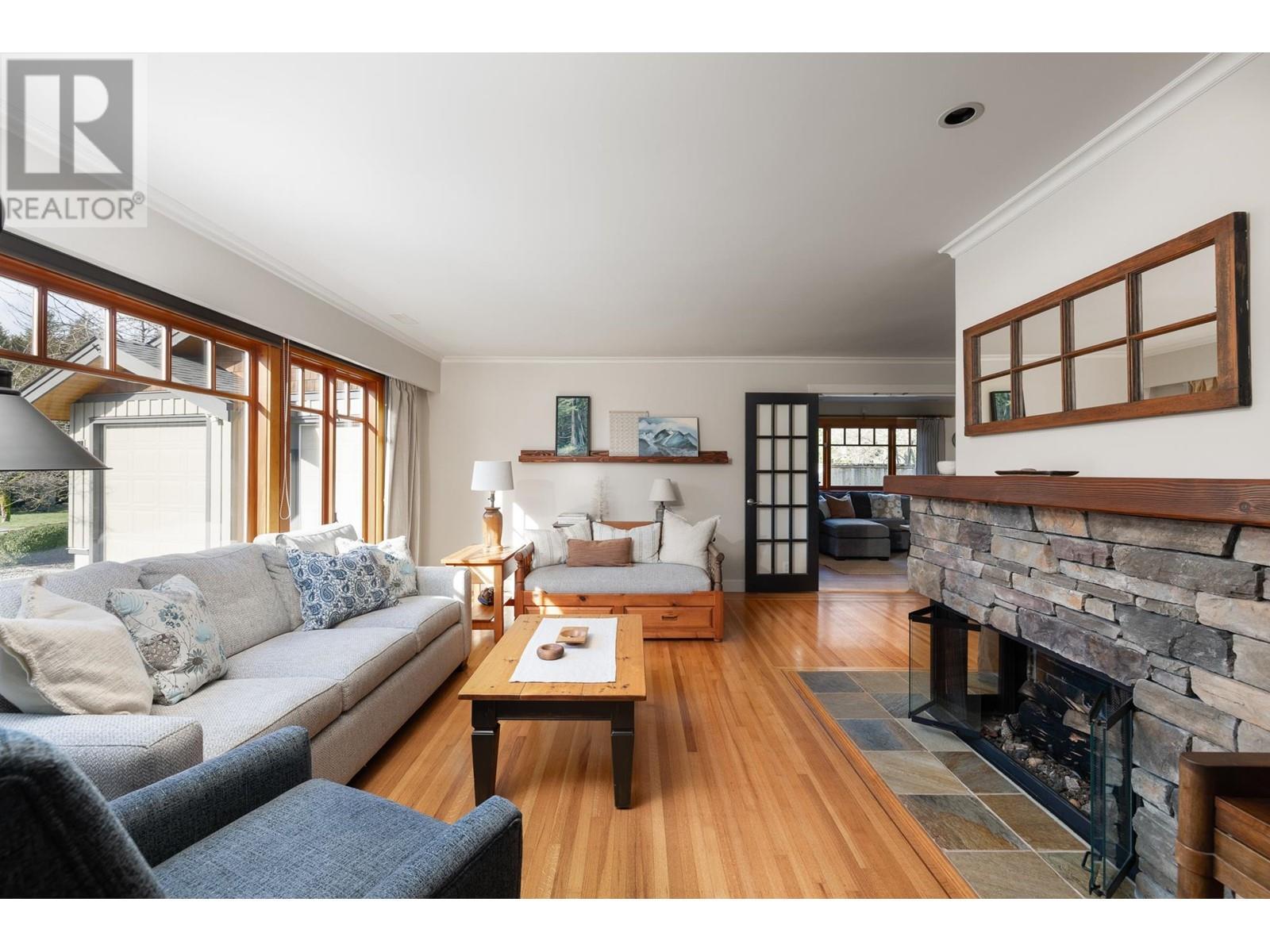 












986 TUDOR AVENUE

,
North Vancouver,




British Columbia
V7R1X7

