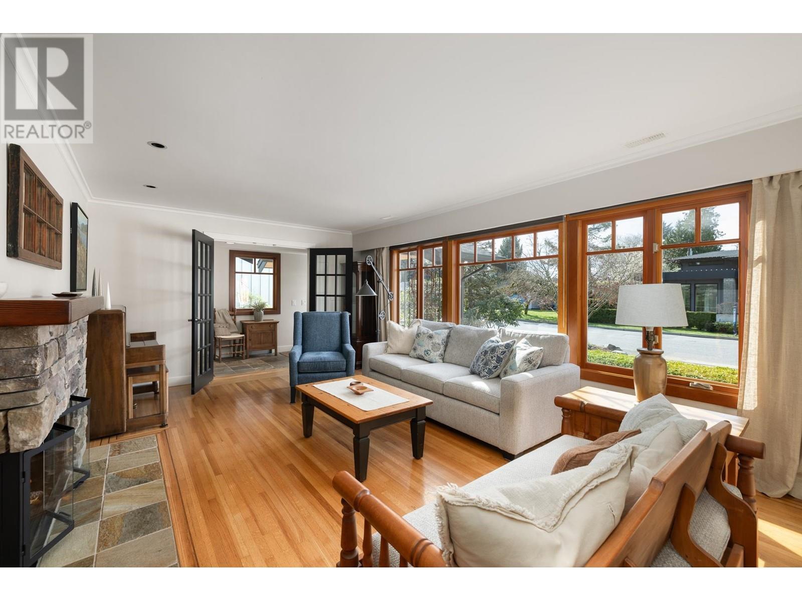 












986 TUDOR AVENUE

,
North Vancouver,




British Columbia
V7R1X7


