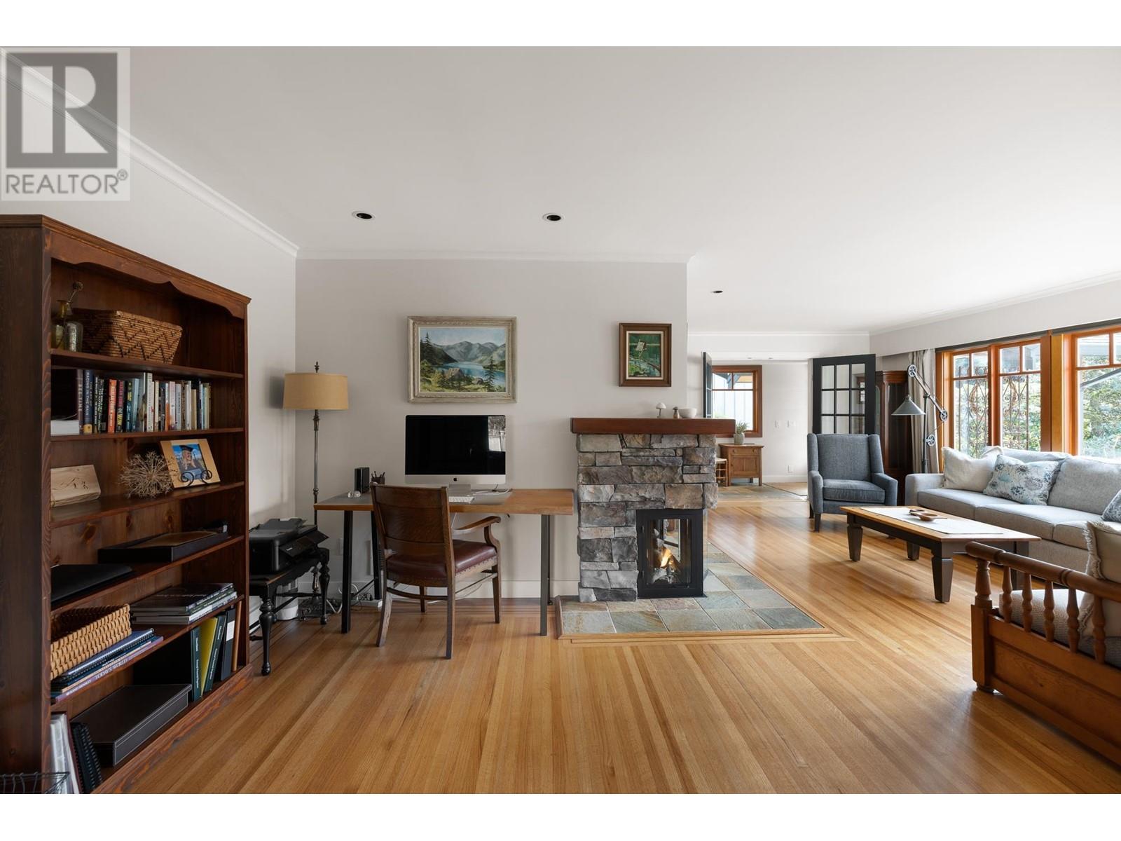 












986 TUDOR AVENUE

,
North Vancouver,




British Columbia
V7R1X7

