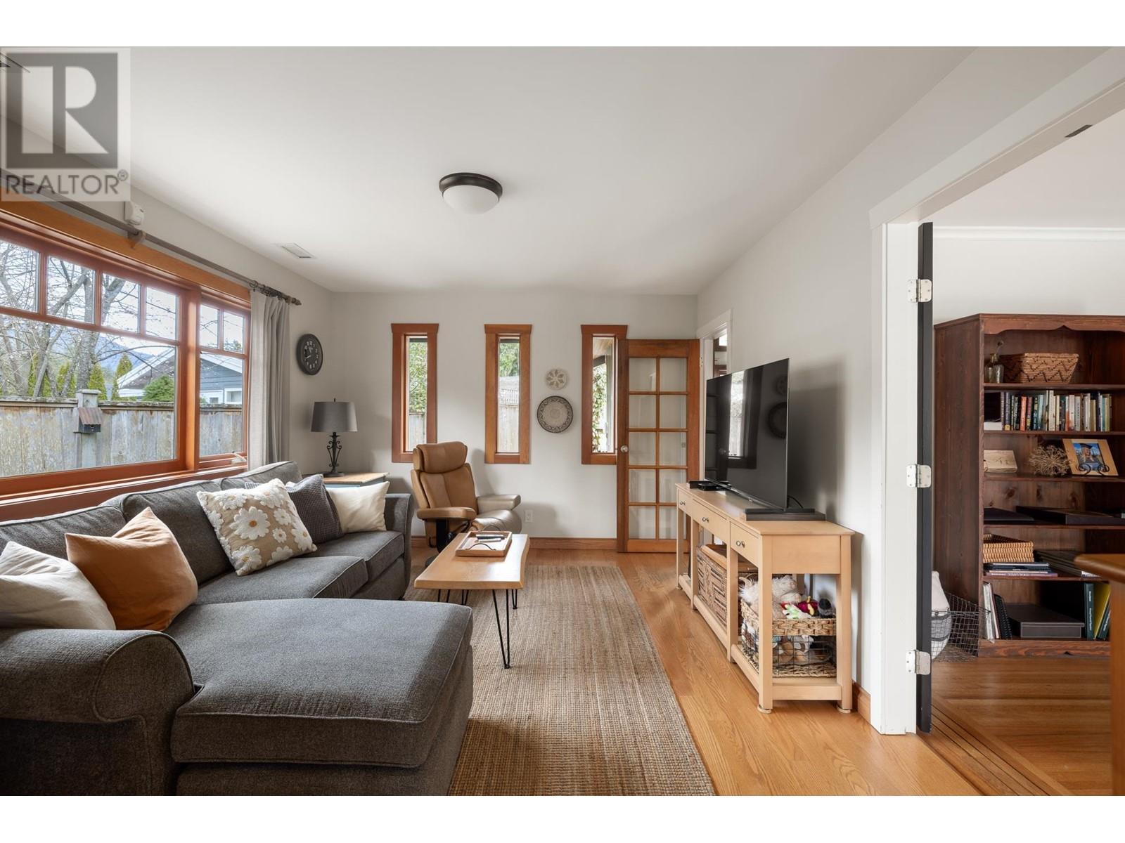












986 TUDOR AVENUE

,
North Vancouver,




British Columbia
V7R1X7

