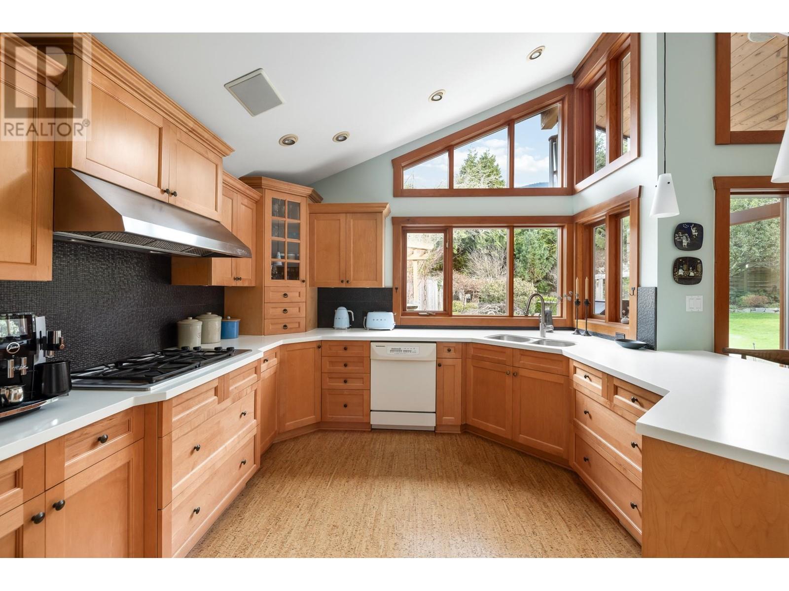 












986 TUDOR AVENUE

,
North Vancouver,




British Columbia
V7R1X7

