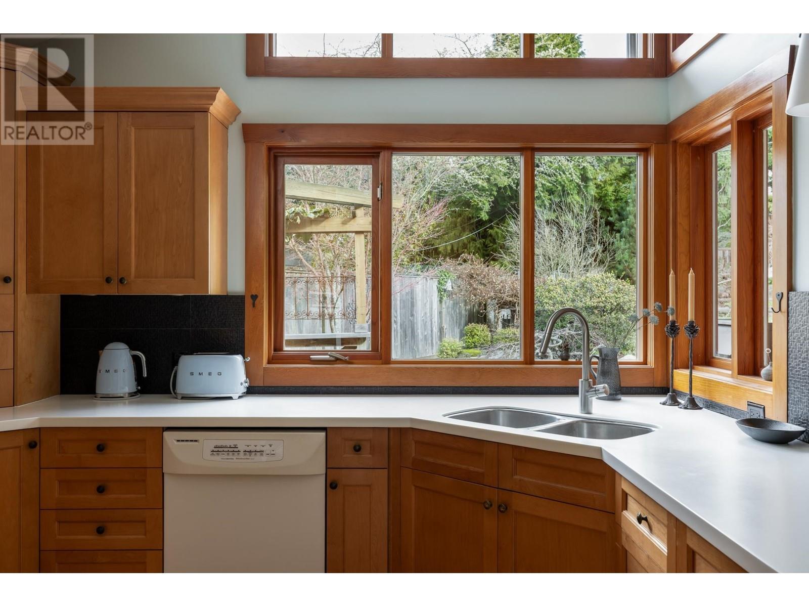 












986 TUDOR AVENUE

,
North Vancouver,




British Columbia
V7R1X7

