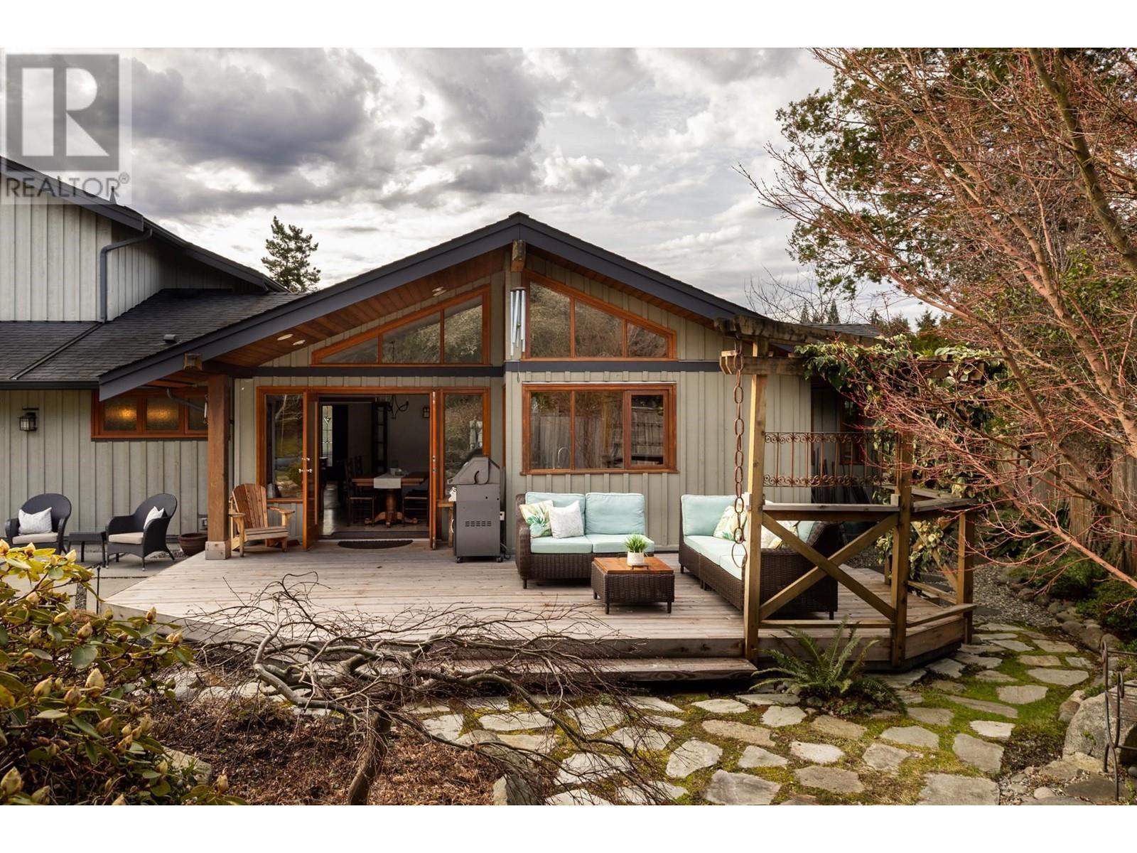 












986 TUDOR AVENUE

,
North Vancouver,




British Columbia
V7R1X7

