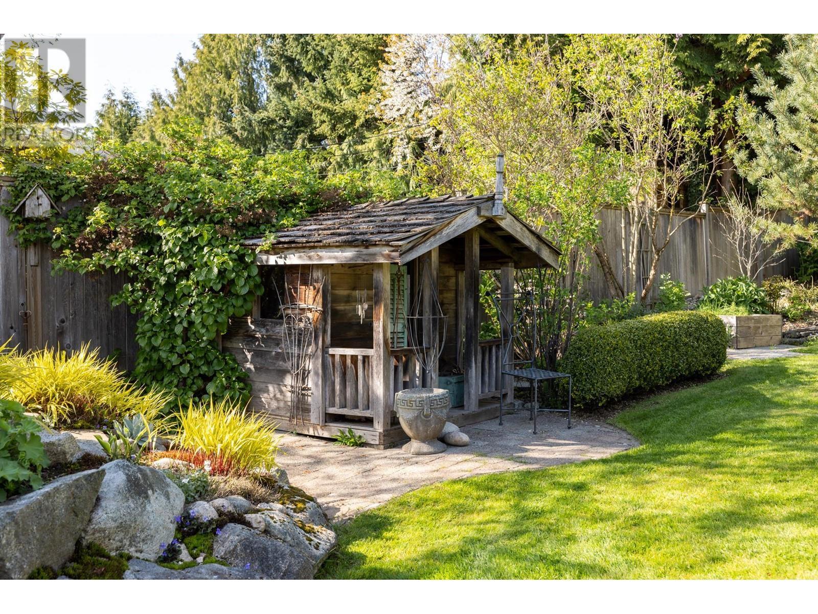 












986 TUDOR AVENUE

,
North Vancouver,




British Columbia
V7R1X7

