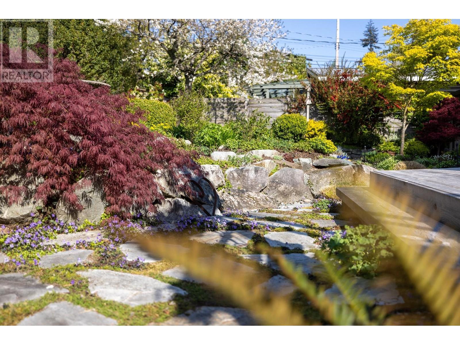 












986 TUDOR AVENUE

,
North Vancouver,




British Columbia
V7R1X7

