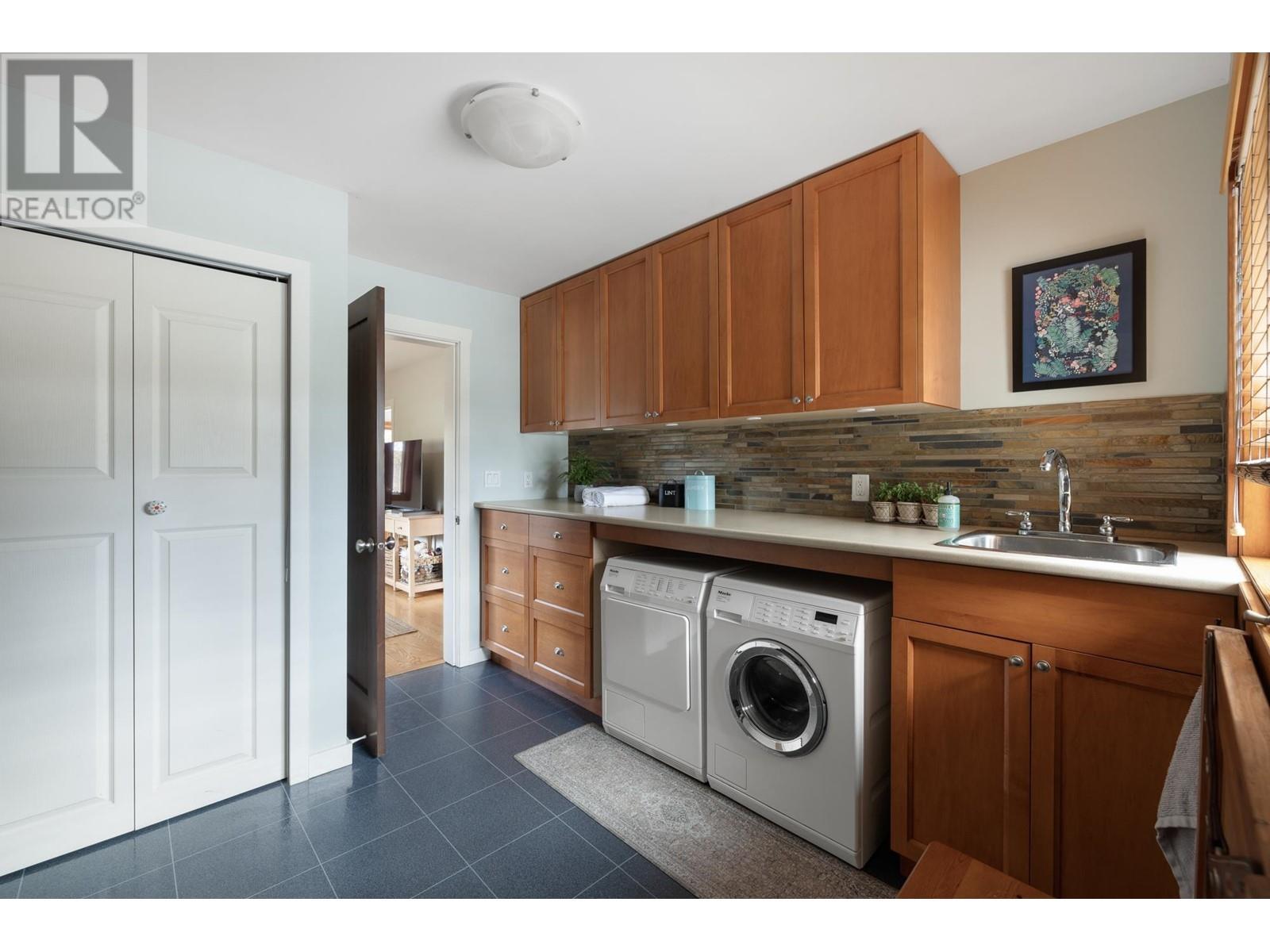 












986 TUDOR AVENUE

,
North Vancouver,




British Columbia
V7R1X7

