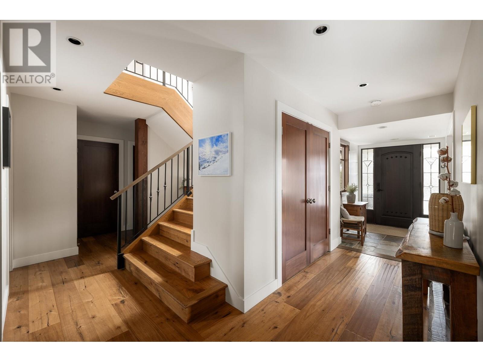 












986 TUDOR AVENUE

,
North Vancouver,




British Columbia
V7R1X7

