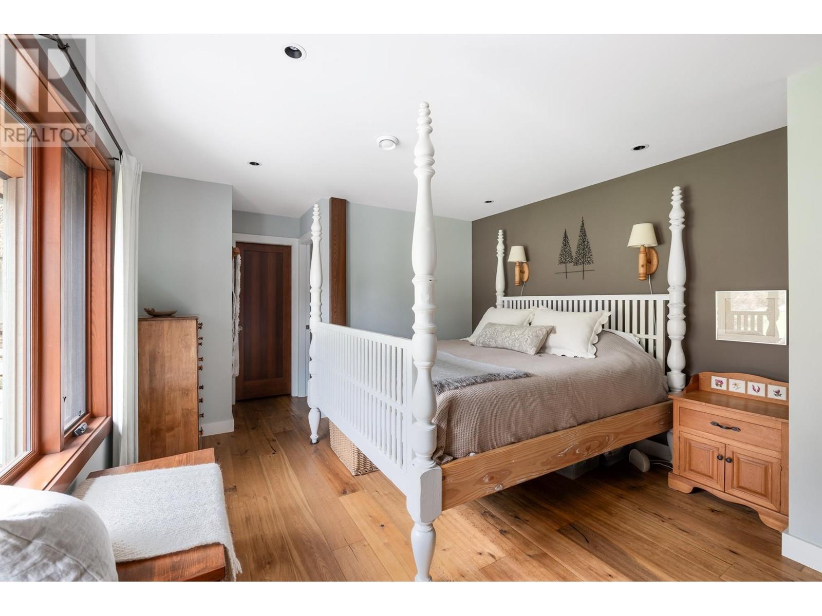 












986 TUDOR AVENUE

,
North Vancouver,




British Columbia
V7R1X7

