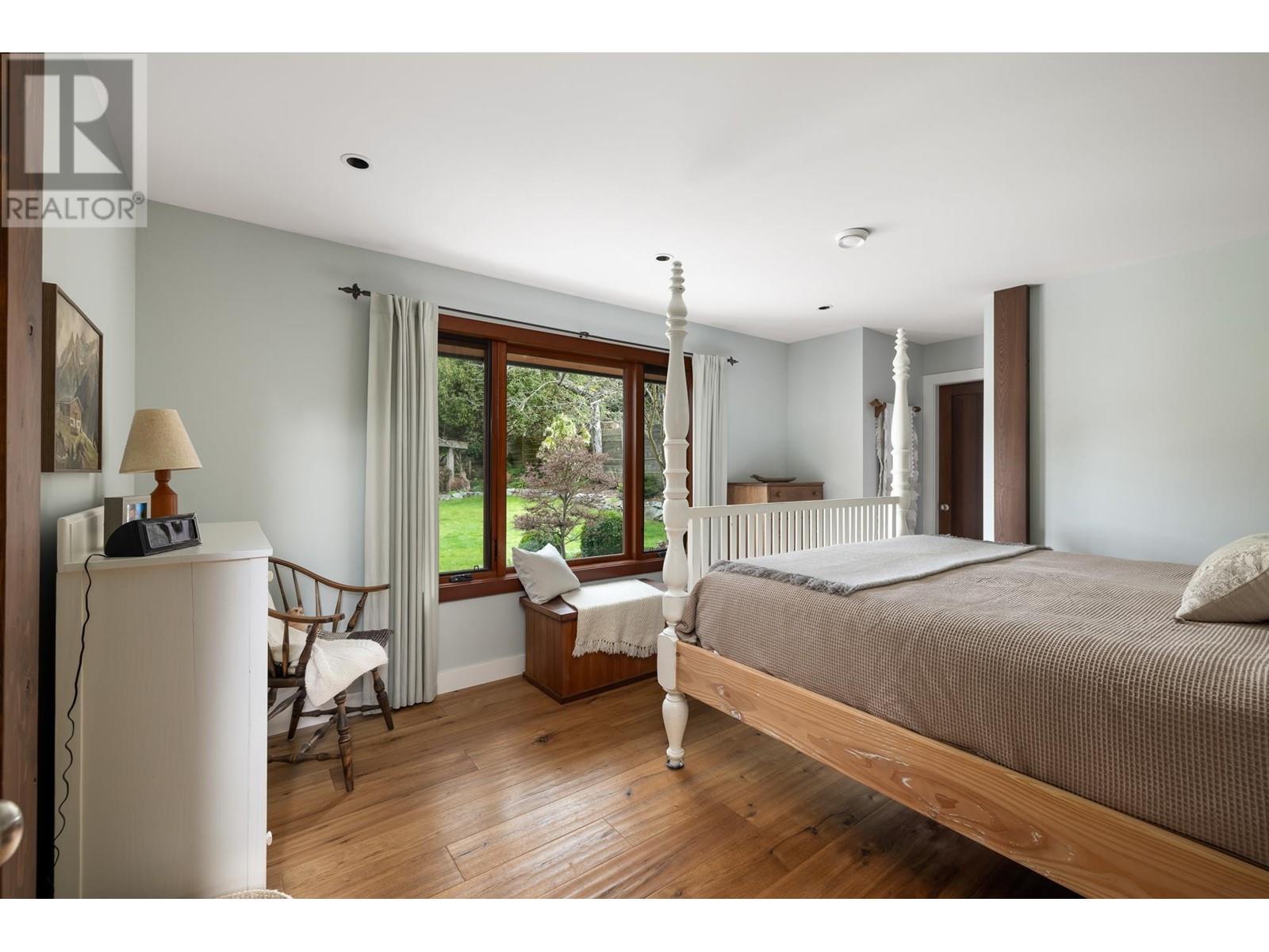 












986 TUDOR AVENUE

,
North Vancouver,




British Columbia
V7R1X7

