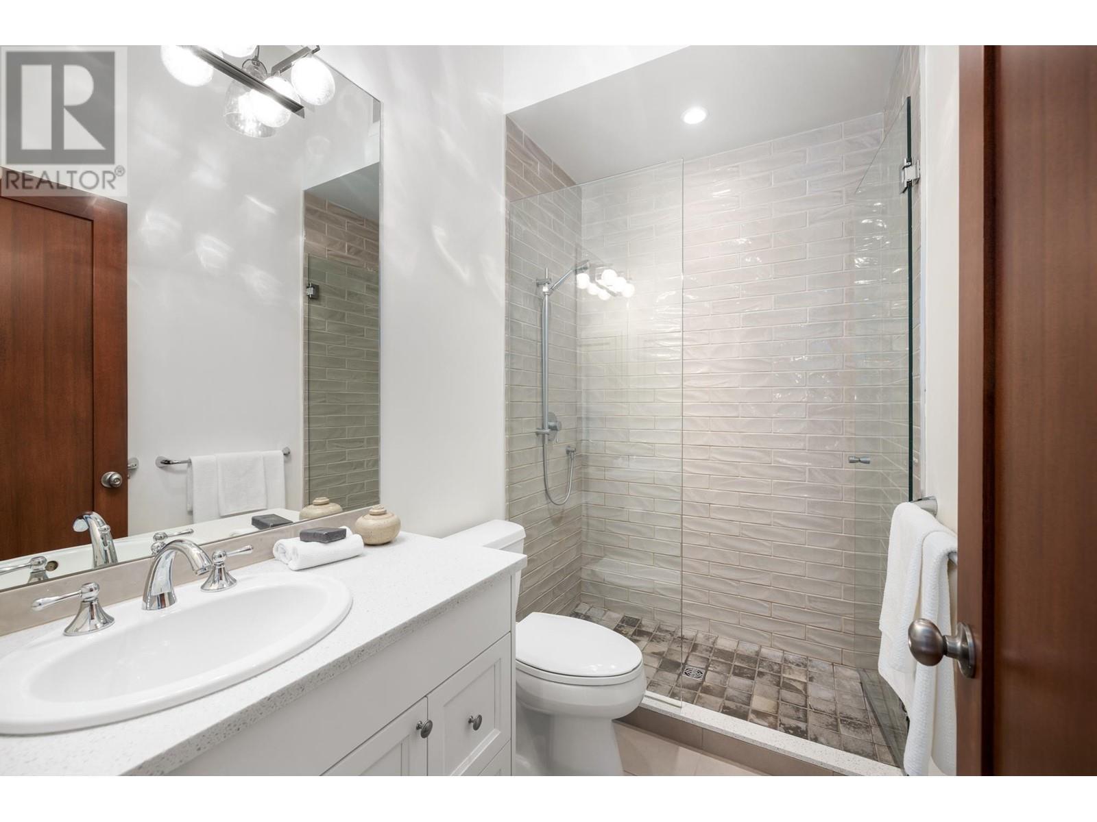 












986 TUDOR AVENUE

,
North Vancouver,




British Columbia
V7R1X7

