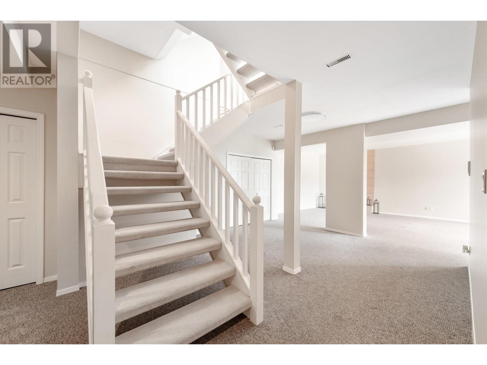 












4210 STARLIGHT WAY

,
North Vancouver,




British Columbia
V7N4L5

