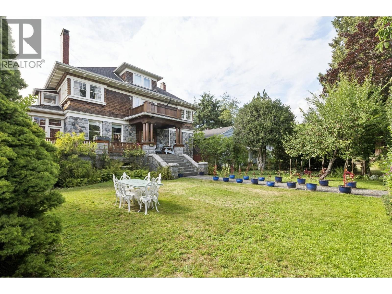 












1617 W GRAND BOULEVARD

,
North Vancouver,




British Columbia
V7L3Y2

