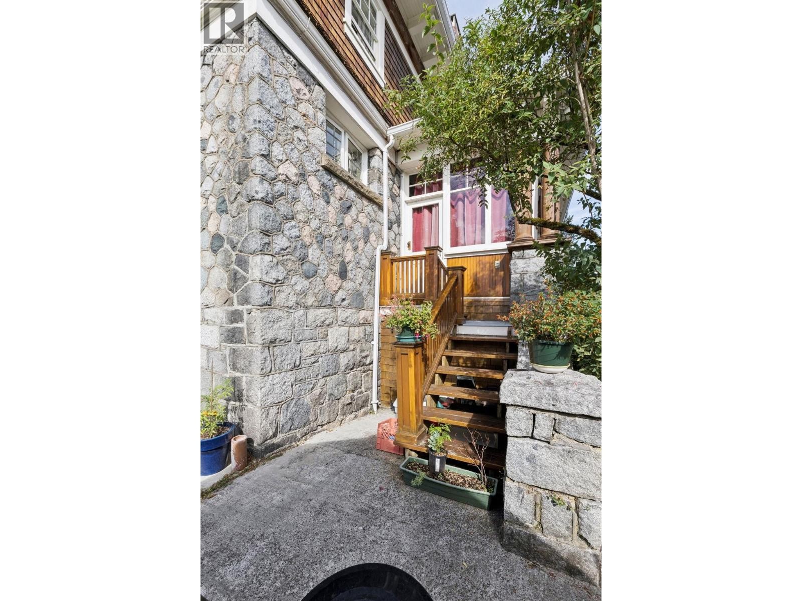












1617 W GRAND BOULEVARD

,
North Vancouver,




British Columbia
V7L3Y2

