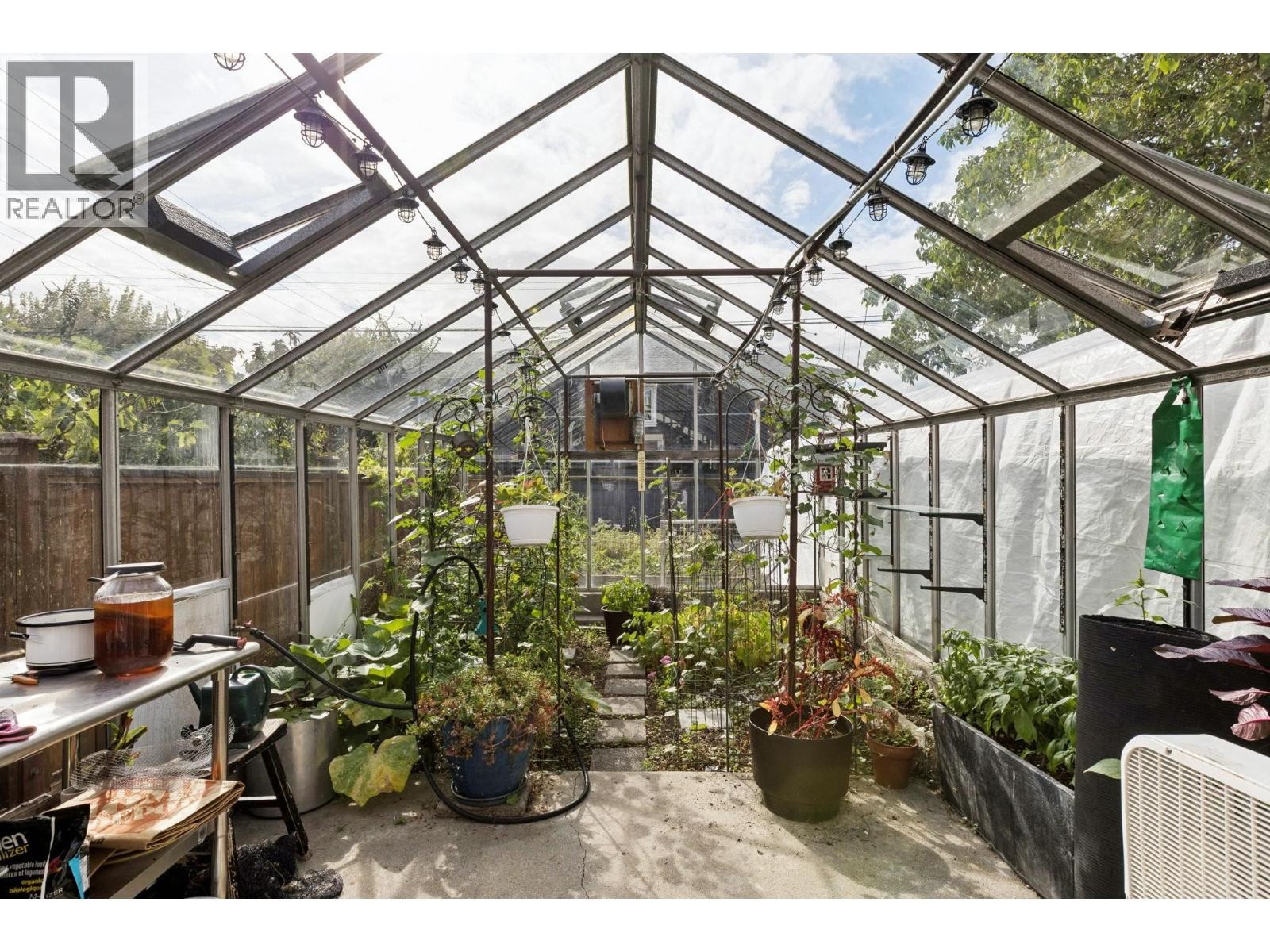 












1617 W GRAND BOULEVARD

,
North Vancouver,




British Columbia
V7L3Y2

