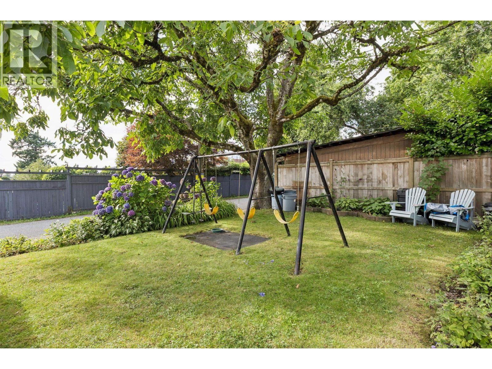 












1617 W GRAND BOULEVARD

,
North Vancouver,




British Columbia
V7L3Y2


