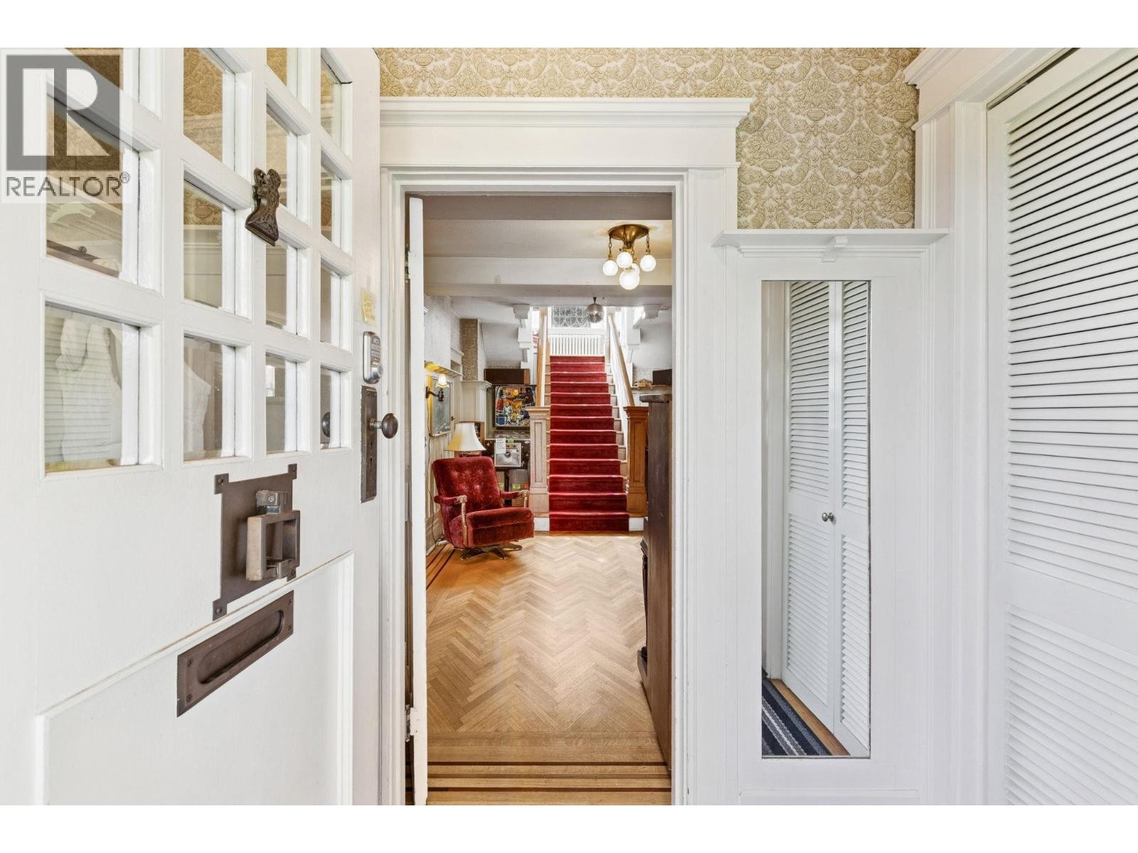 












1617 W GRAND BOULEVARD

,
North Vancouver,




British Columbia
V7L3Y2

