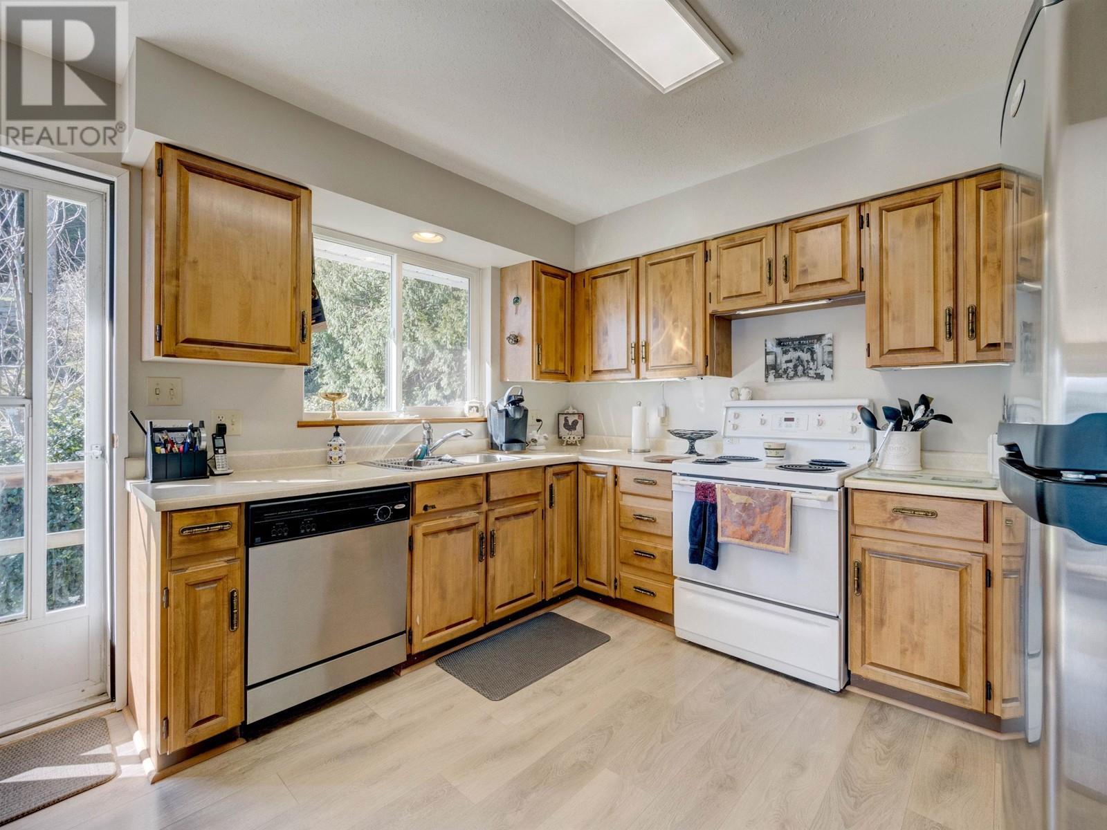 












7653 REDROOFFS ROAD

,
Halfmoon Bay,




British Columbia
V7Z1C4

