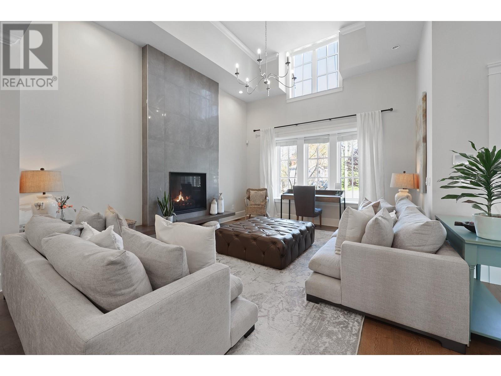 












457 E 12TH STREET

,
North Vancouver,




British Columbia
V7L2K3

