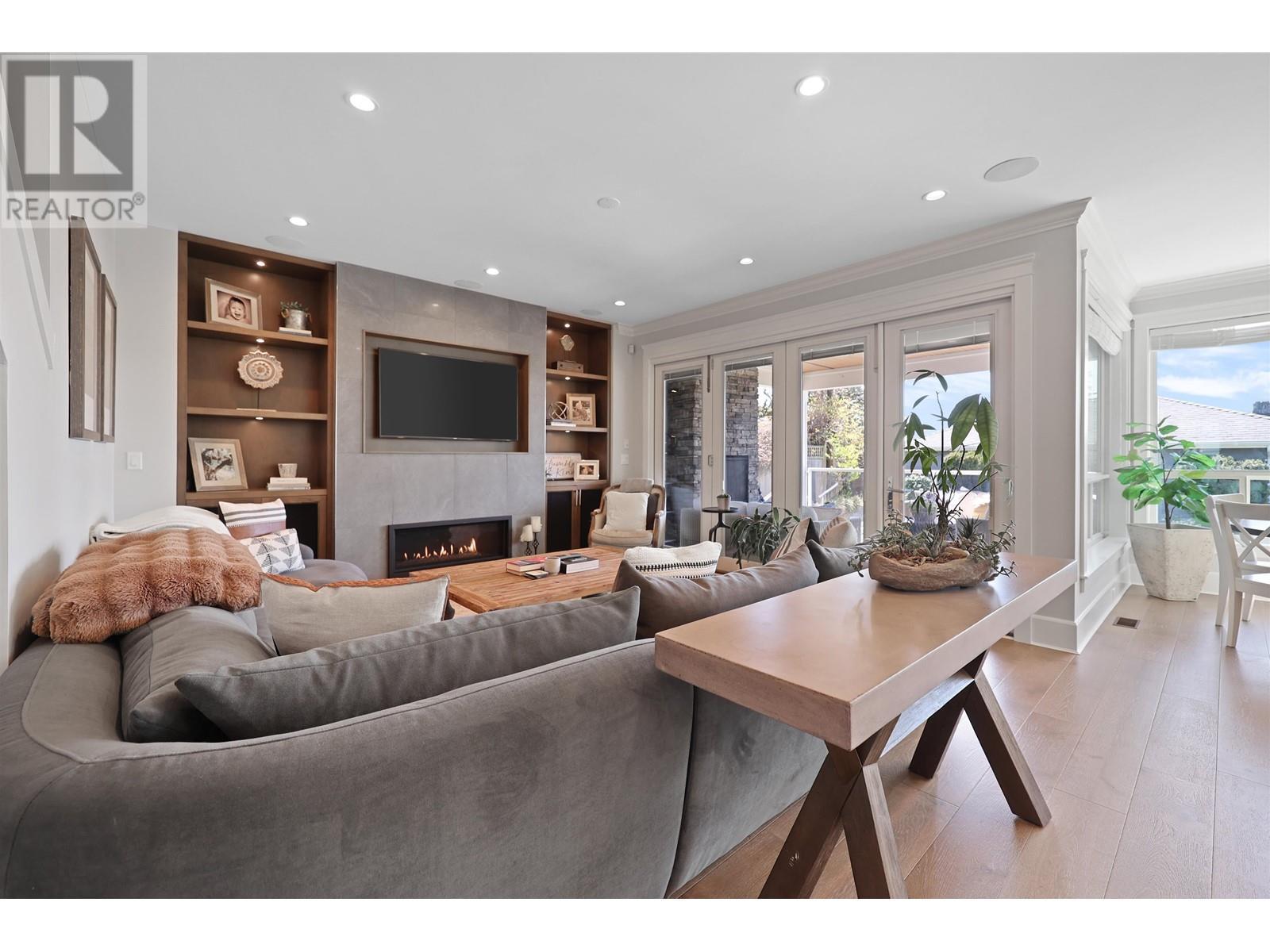 












457 E 12TH STREET

,
North Vancouver,




British Columbia
V7L2K3

