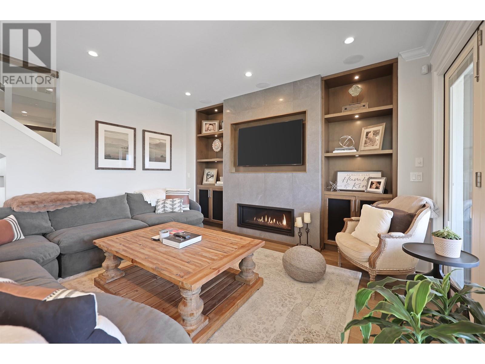 












457 E 12TH STREET

,
North Vancouver,




British Columbia
V7L2K3

