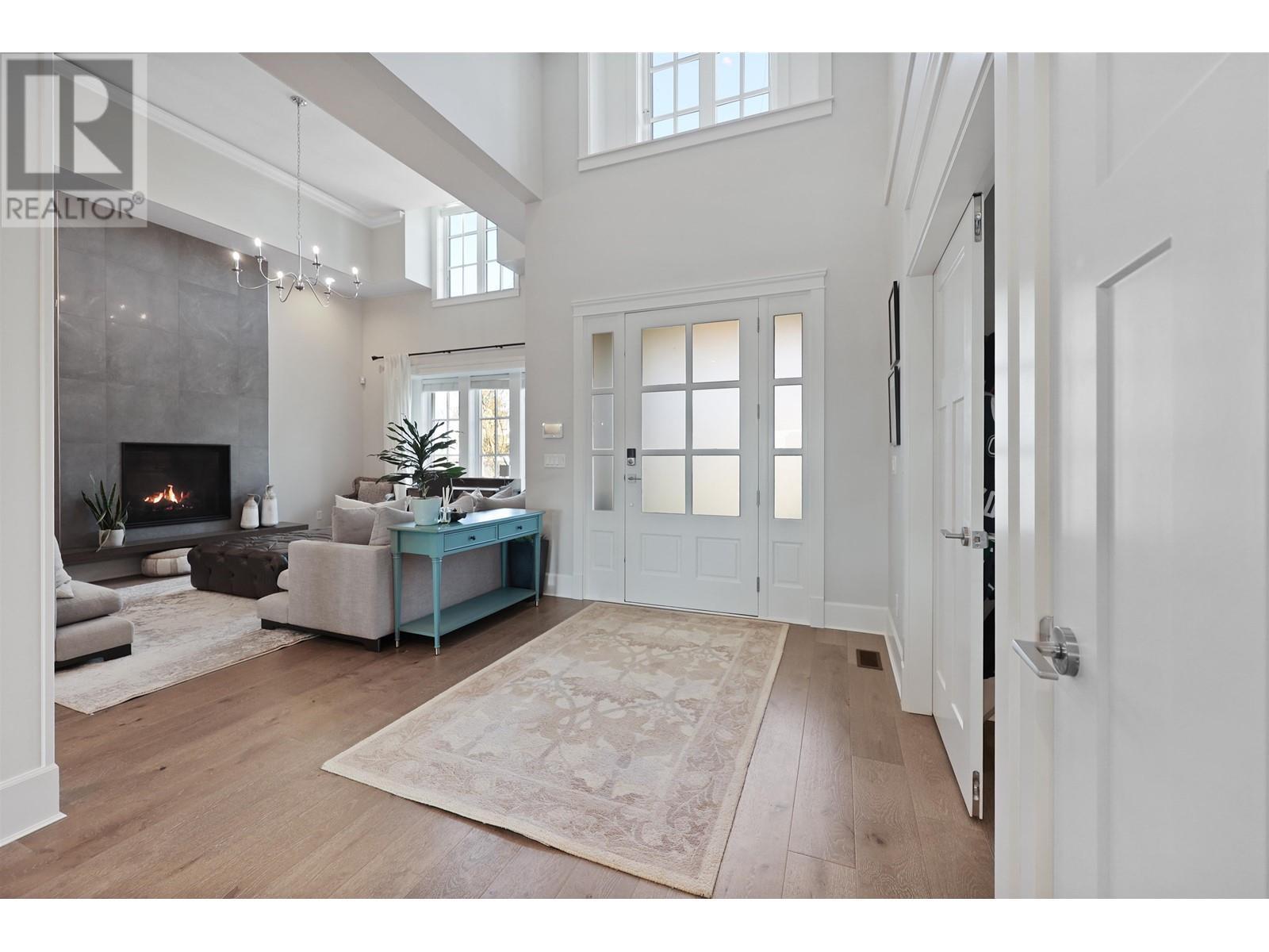 












457 E 12TH STREET

,
North Vancouver,




British Columbia
V7L2K3

