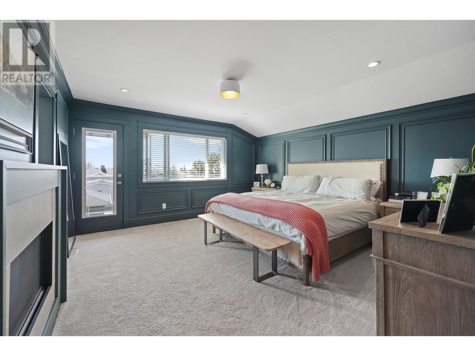 












457 E 12TH STREET

,
North Vancouver,




British Columbia
V7L2K3

