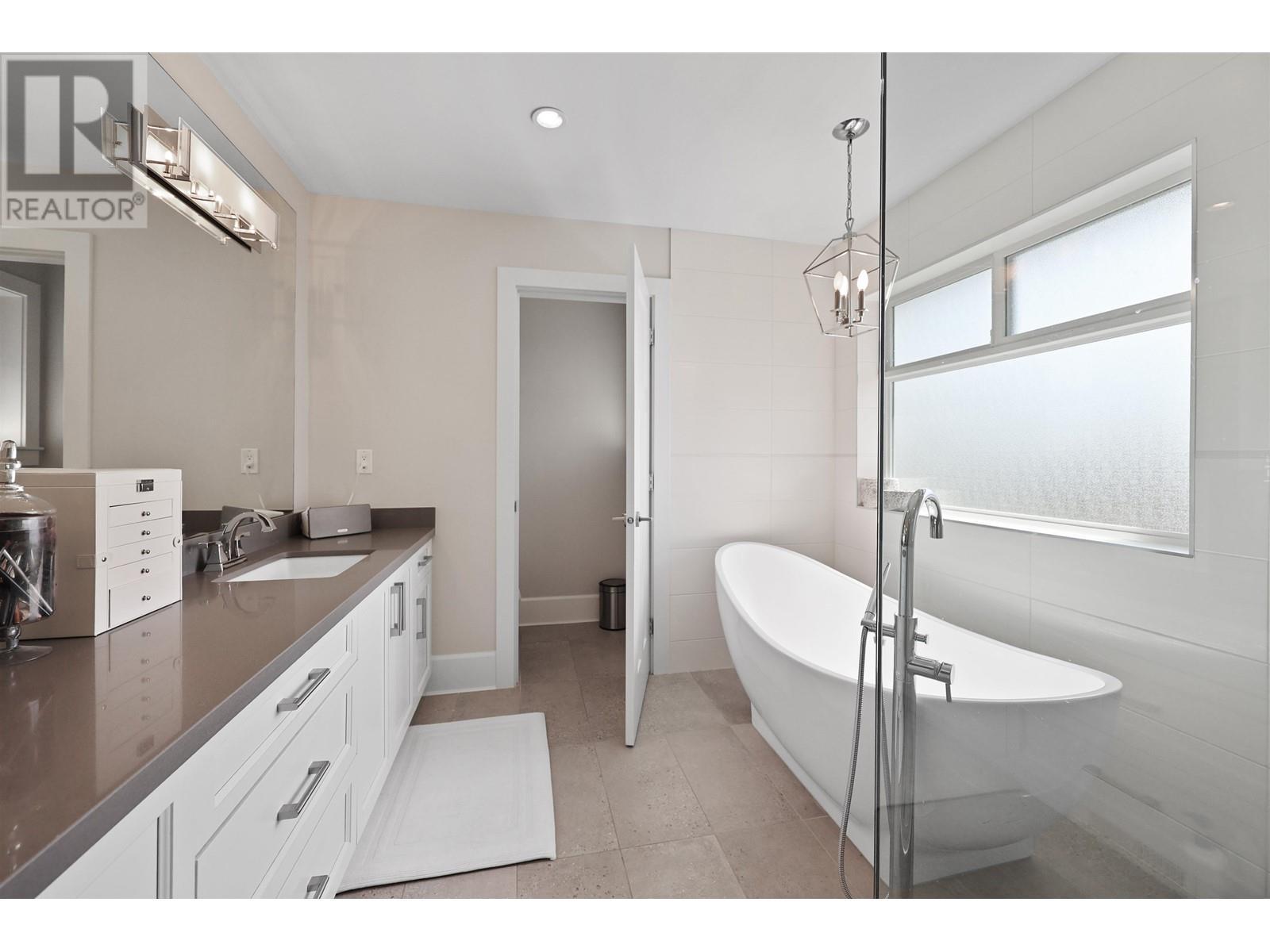 












457 E 12TH STREET

,
North Vancouver,




British Columbia
V7L2K3

