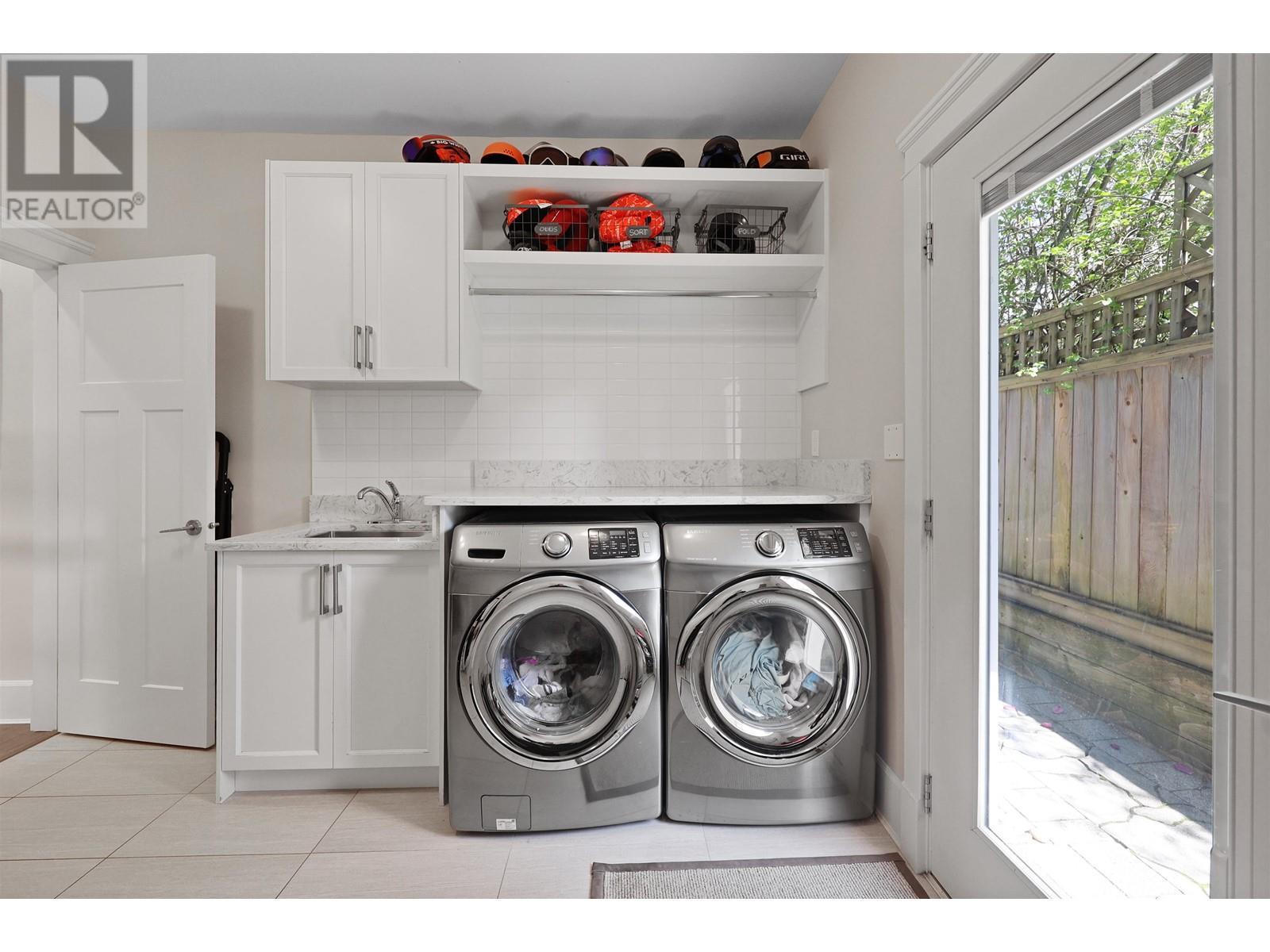 












457 E 12TH STREET

,
North Vancouver,




British Columbia
V7L2K3

