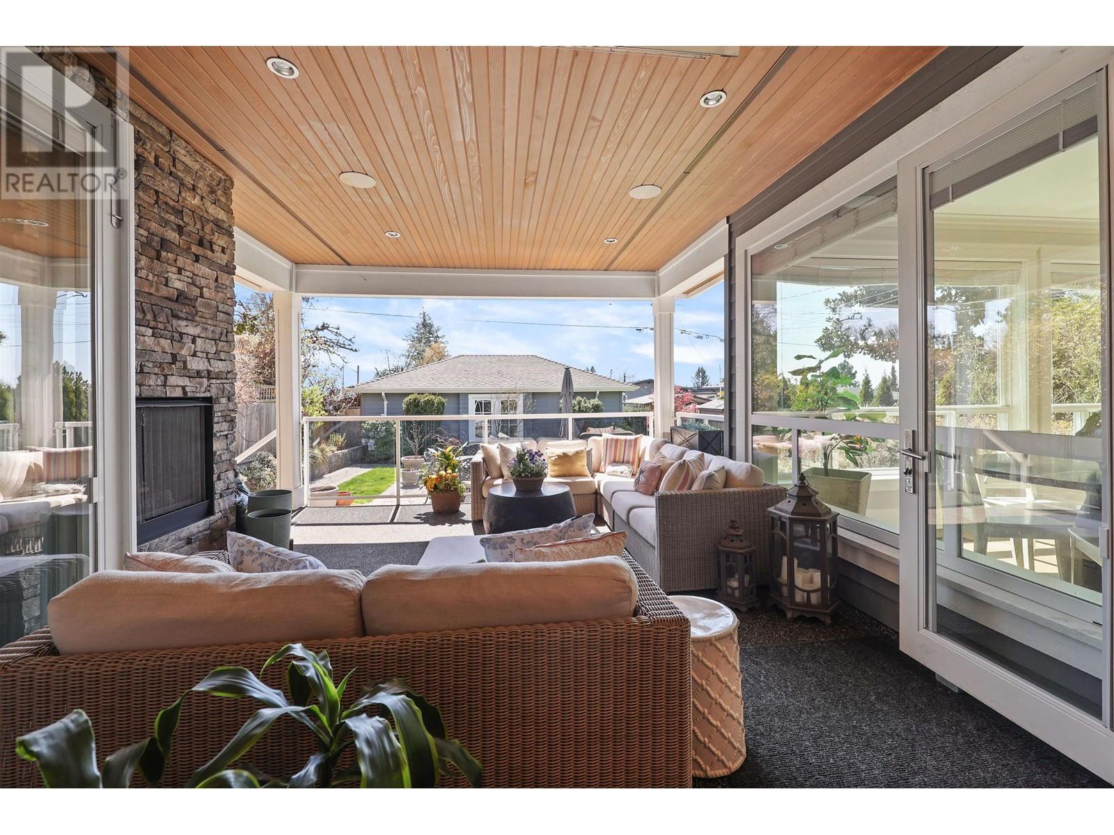 












457 E 12TH STREET

,
North Vancouver,




British Columbia
V7L2K3

