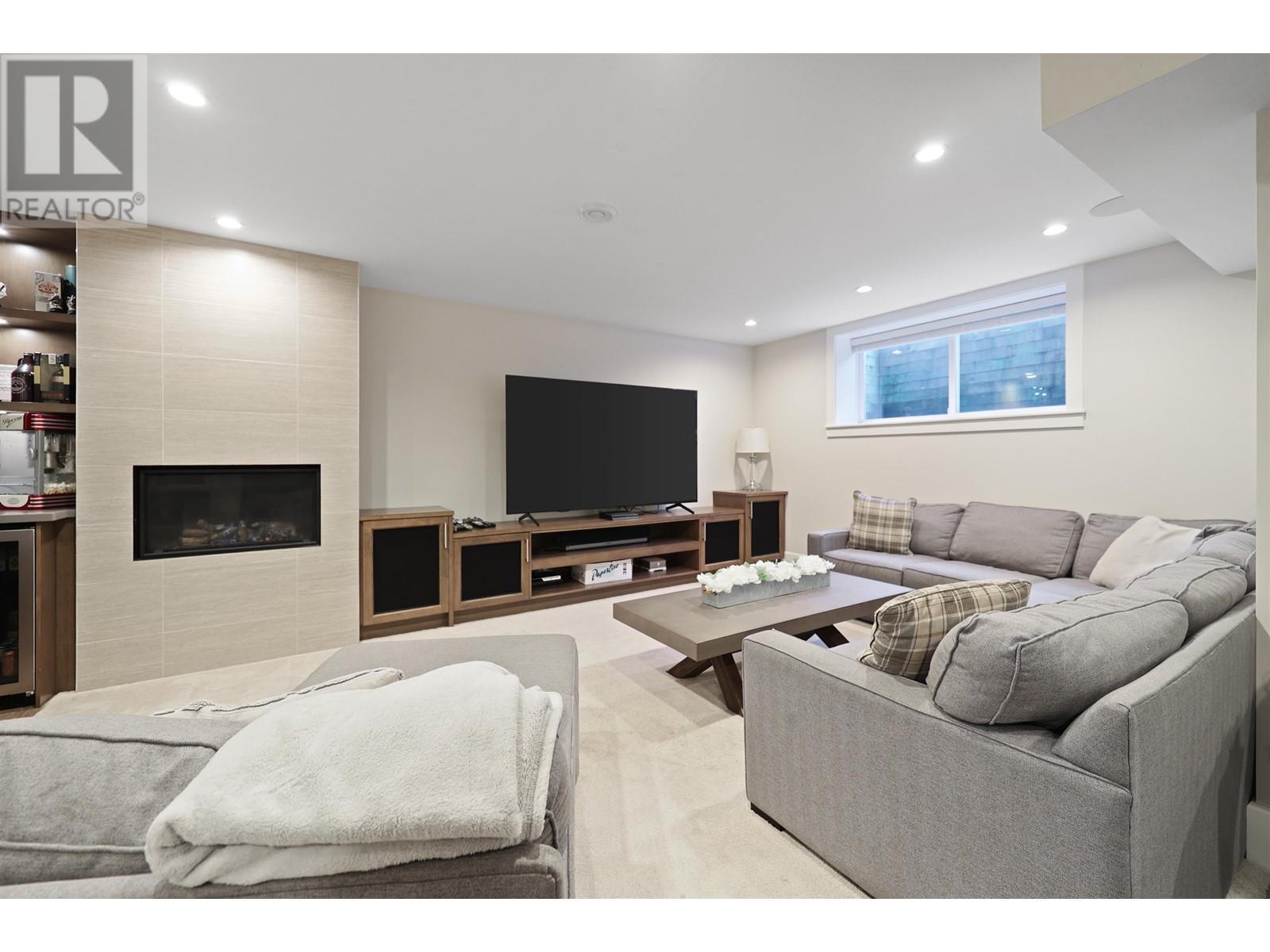 












457 E 12TH STREET

,
North Vancouver,




British Columbia
V7L2K3

