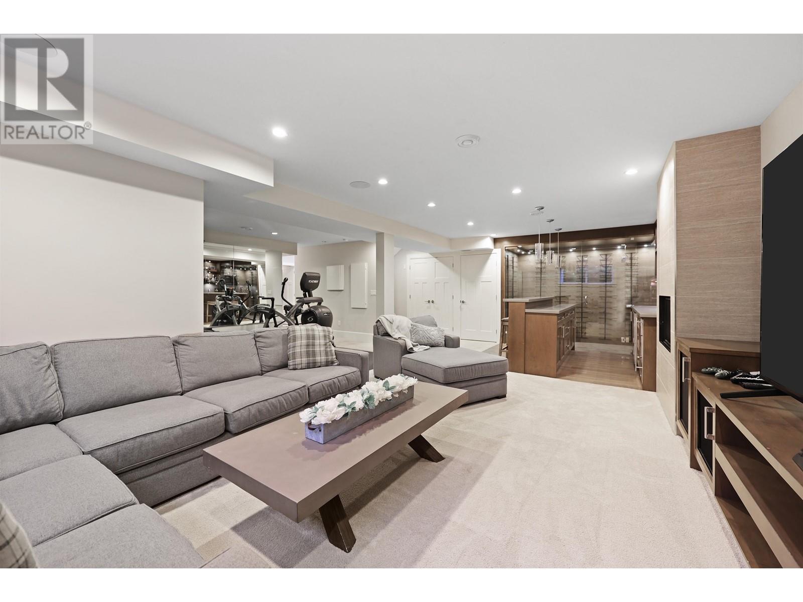 












457 E 12TH STREET

,
North Vancouver,




British Columbia
V7L2K3

