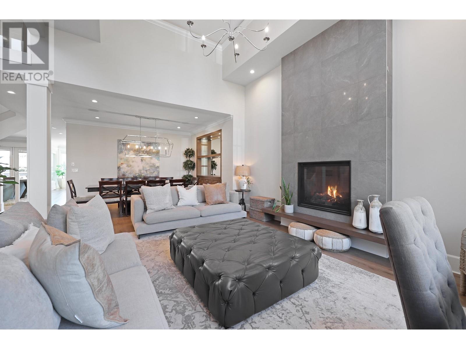 












457 E 12TH STREET

,
North Vancouver,




British Columbia
V7L2K3

