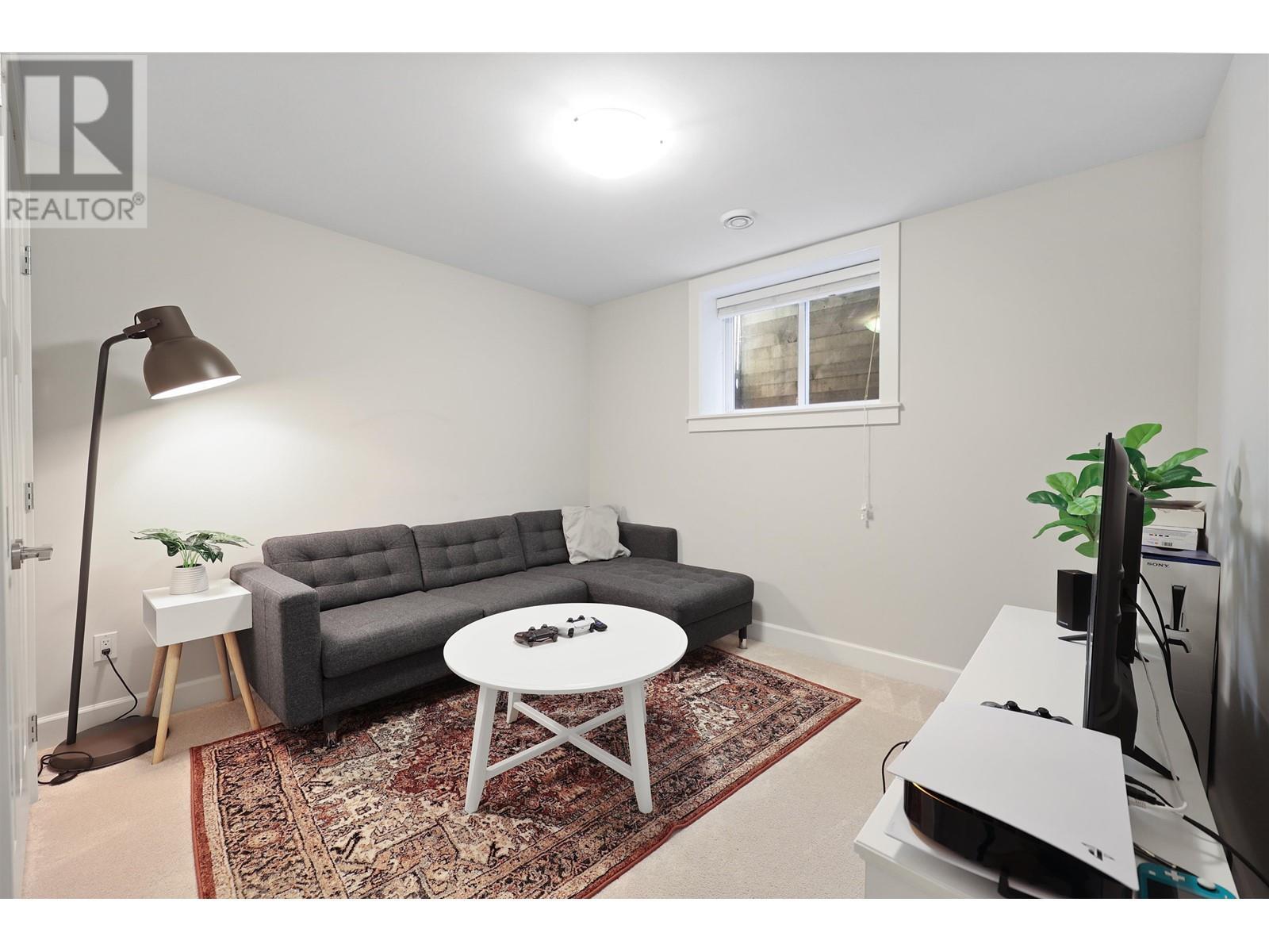 












457 E 12TH STREET

,
North Vancouver,




British Columbia
V7L2K3

