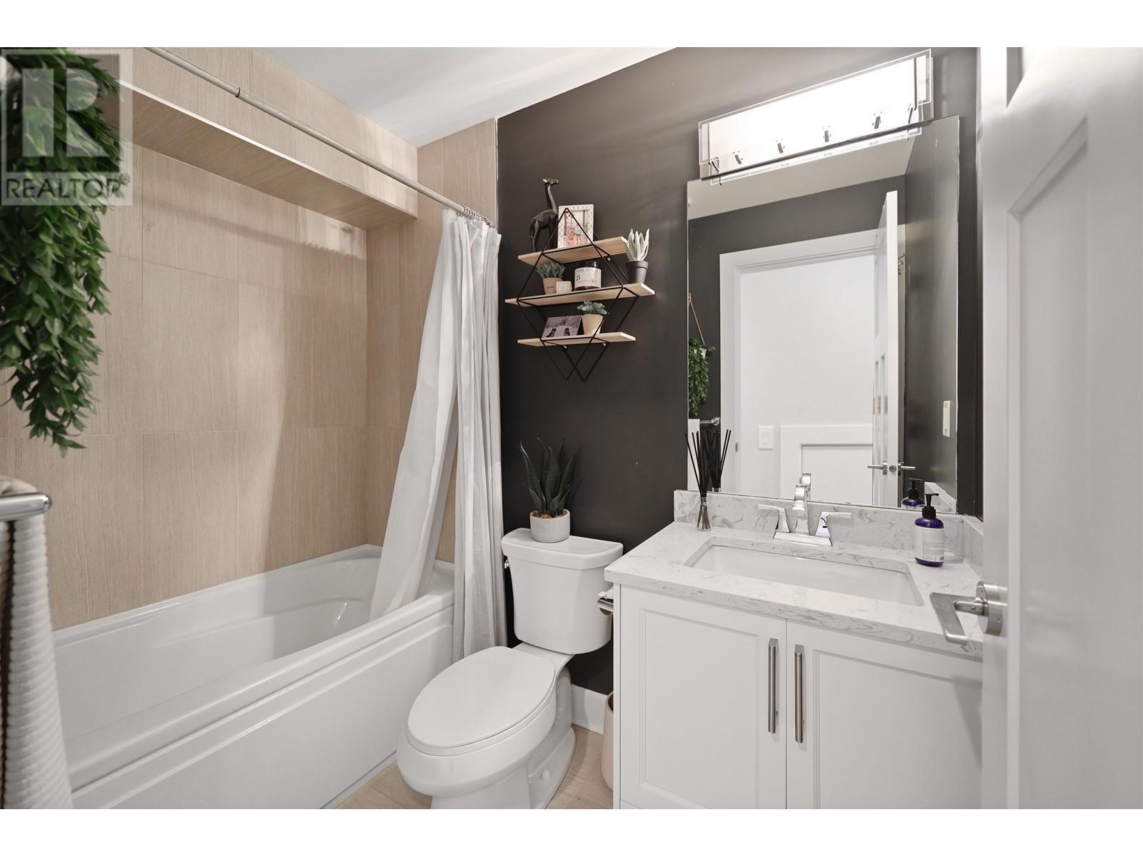 












457 E 12TH STREET

,
North Vancouver,




British Columbia
V7L2K3

