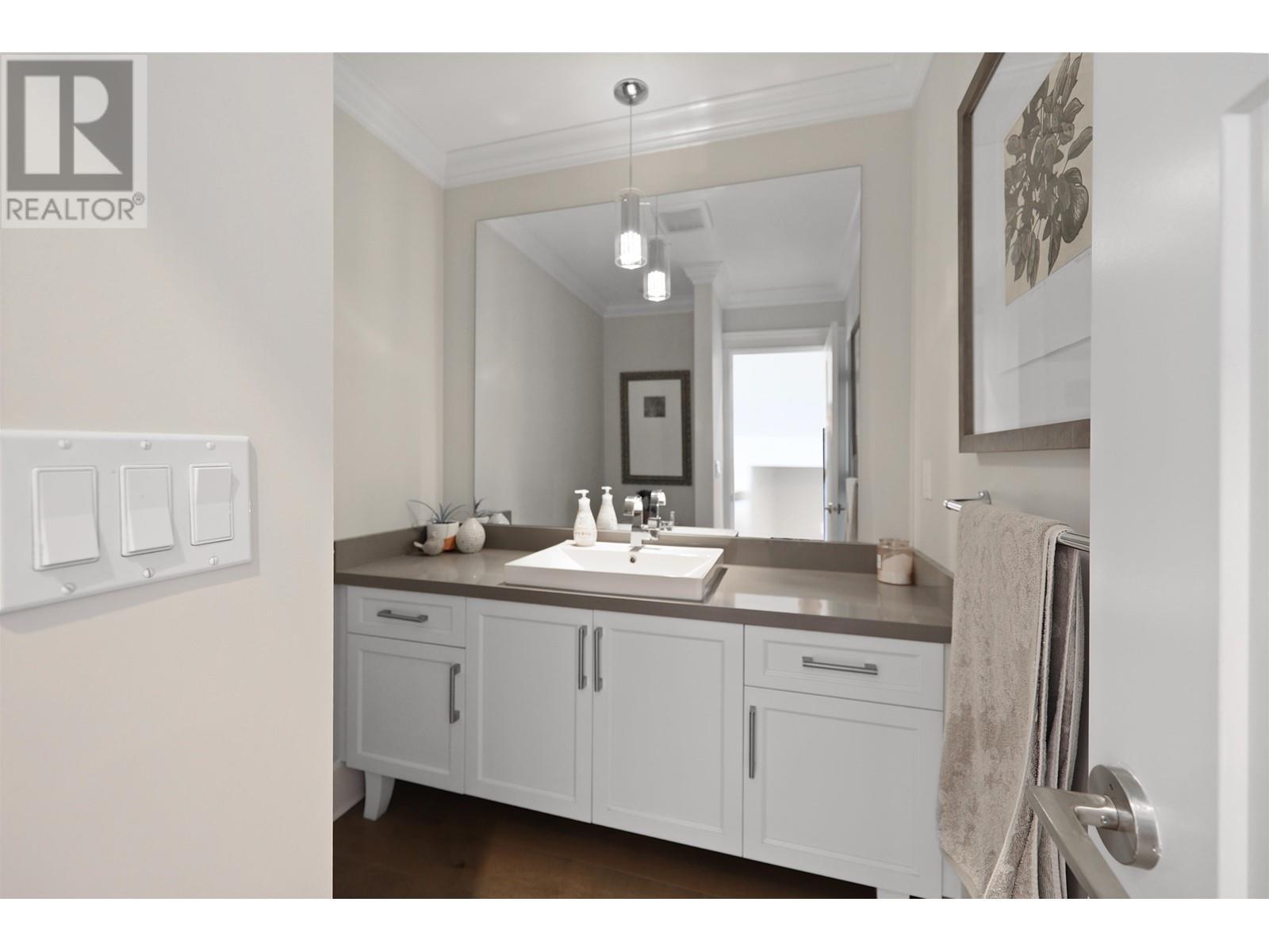 












457 E 12TH STREET

,
North Vancouver,




British Columbia
V7L2K3

