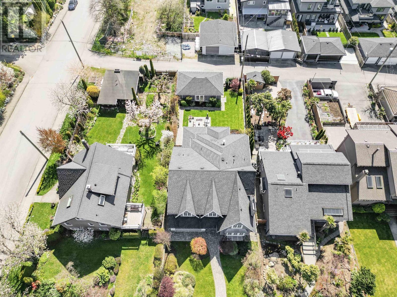 












457 E 12TH STREET

,
North Vancouver,




British Columbia
V7L2K3

