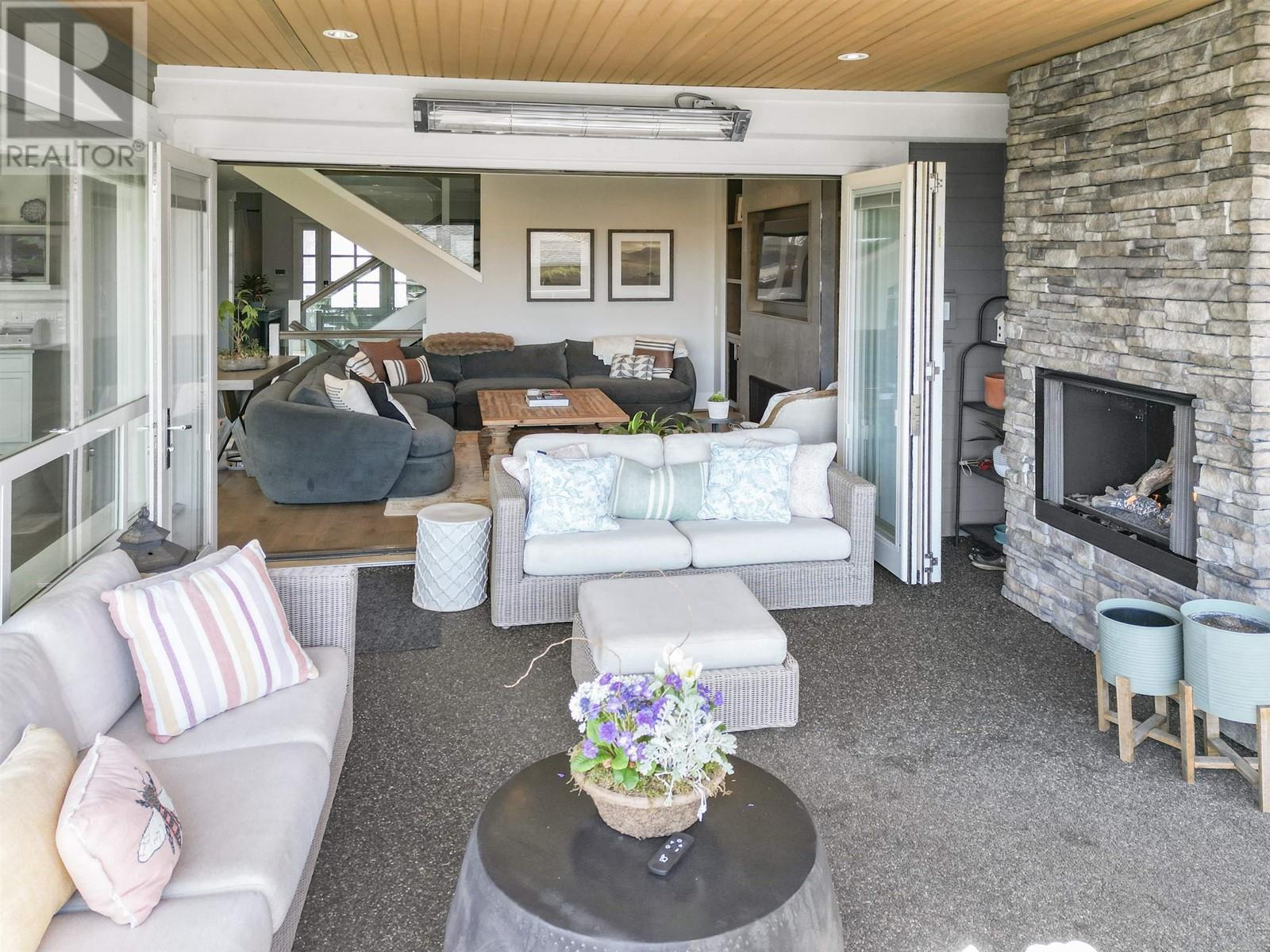 












457 E 12TH STREET

,
North Vancouver,




British Columbia
V7L2K3


