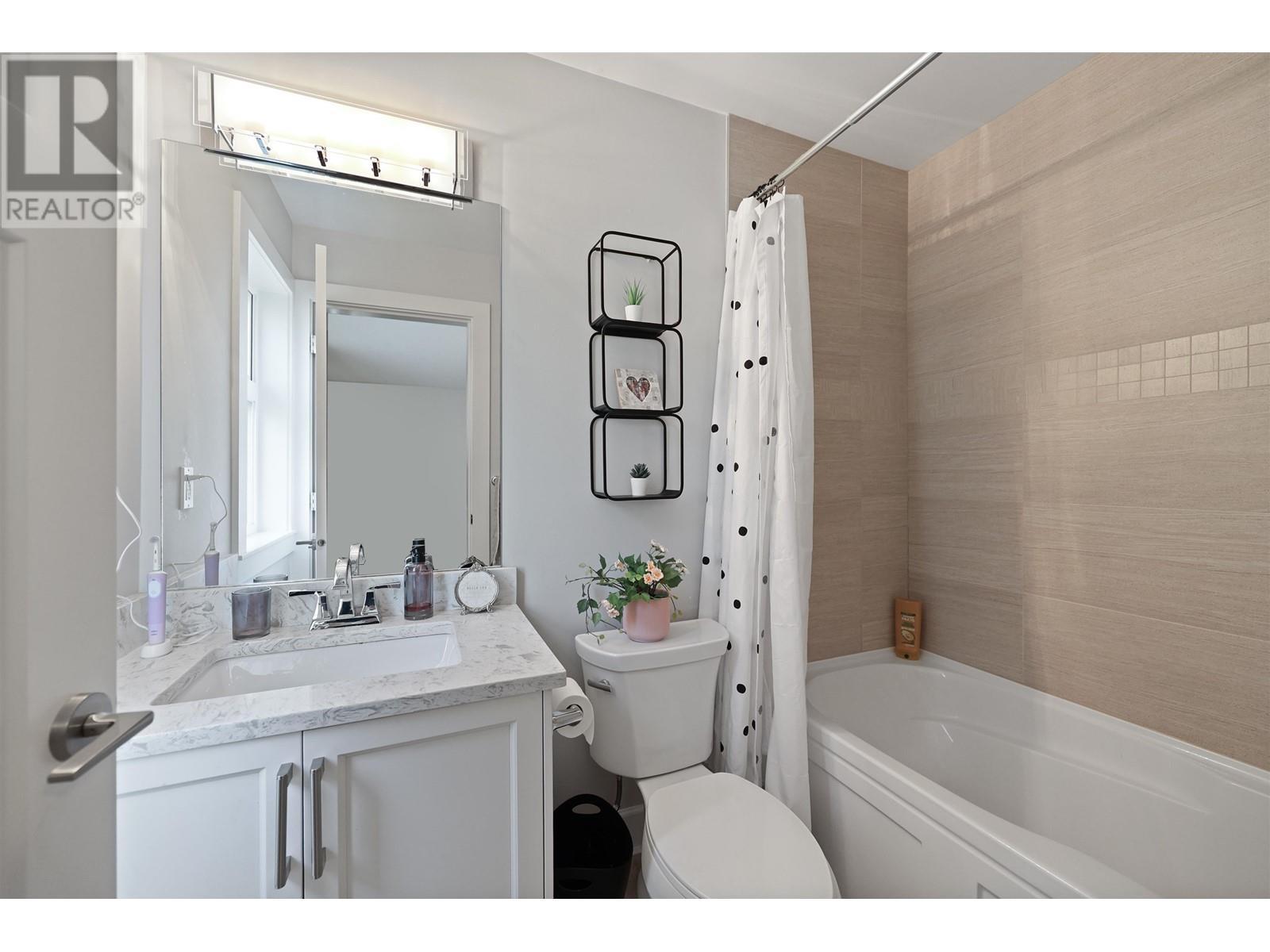 












457 E 12TH STREET

,
North Vancouver,




British Columbia
V7L2K3

