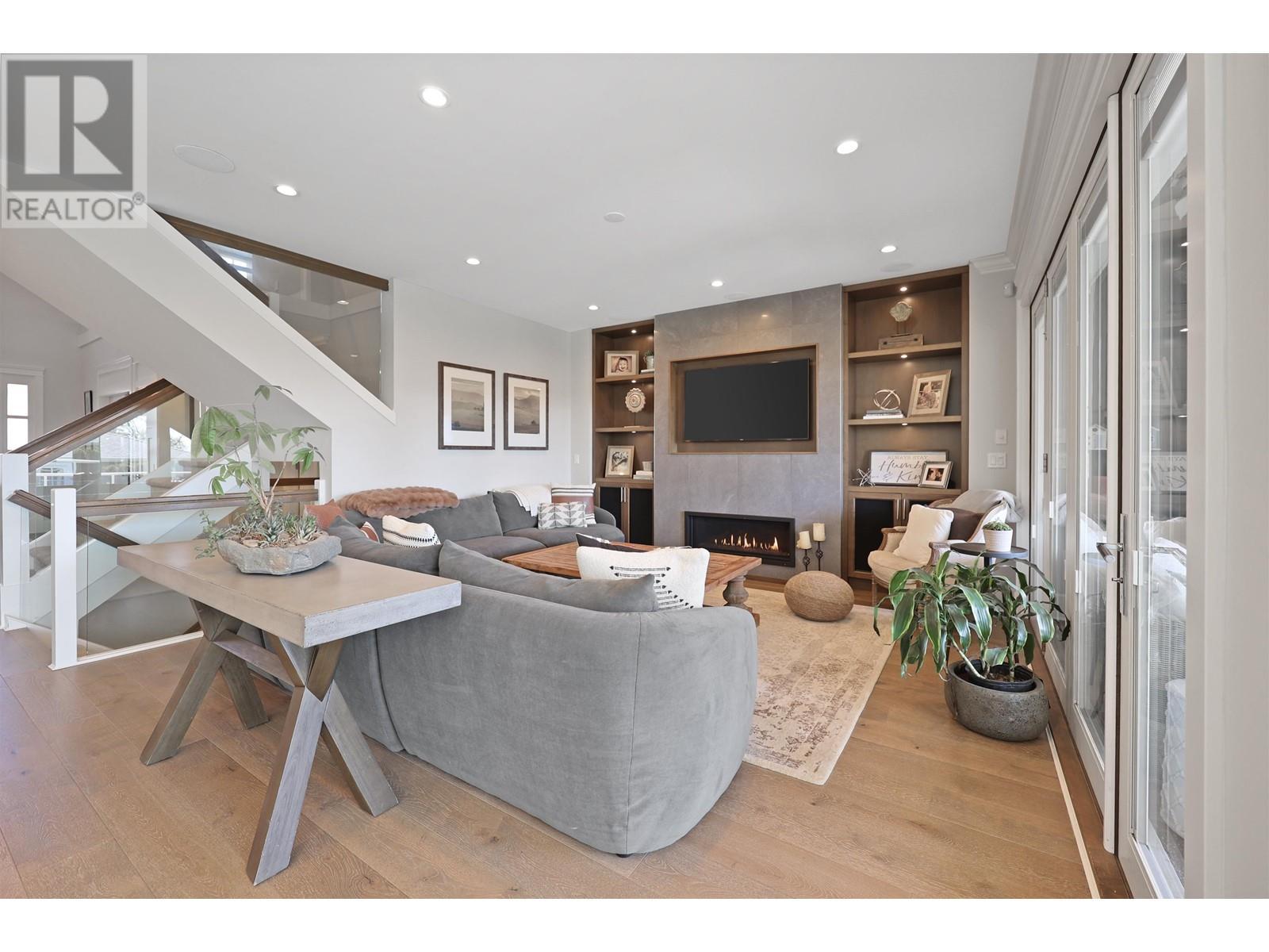 












457 E 12TH STREET

,
North Vancouver,




British Columbia
V7L2K3

