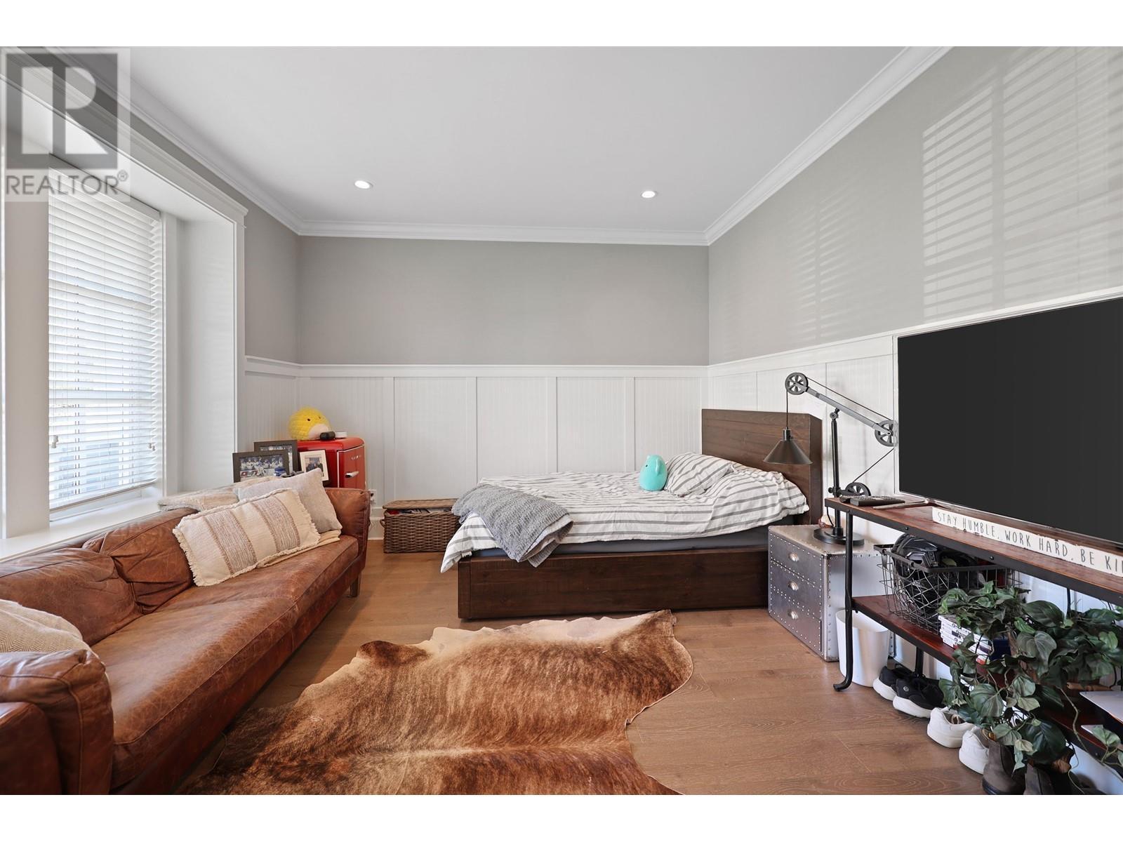 












457 E 12TH STREET

,
North Vancouver,




British Columbia
V7L2K3

