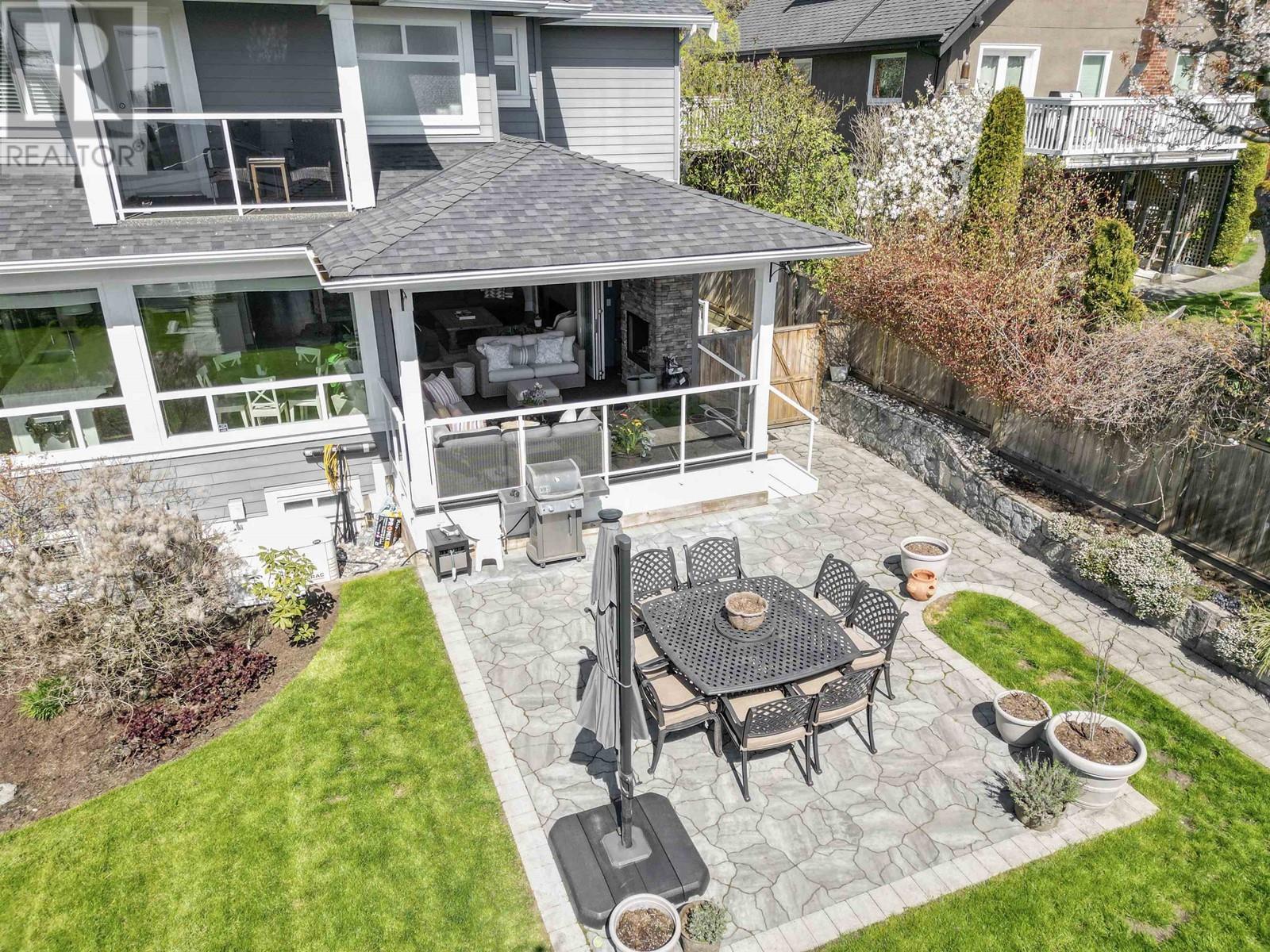 












457 E 12TH STREET

,
North Vancouver,




British Columbia
V7L2K3

