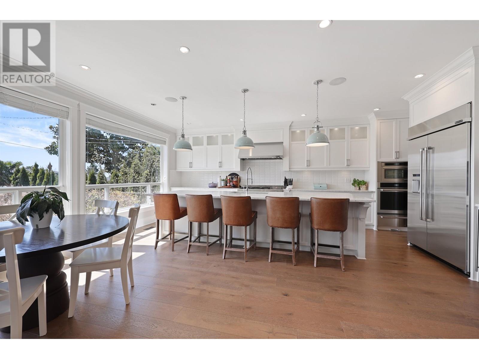 












457 E 12TH STREET

,
North Vancouver,




British Columbia
V7L2K3

