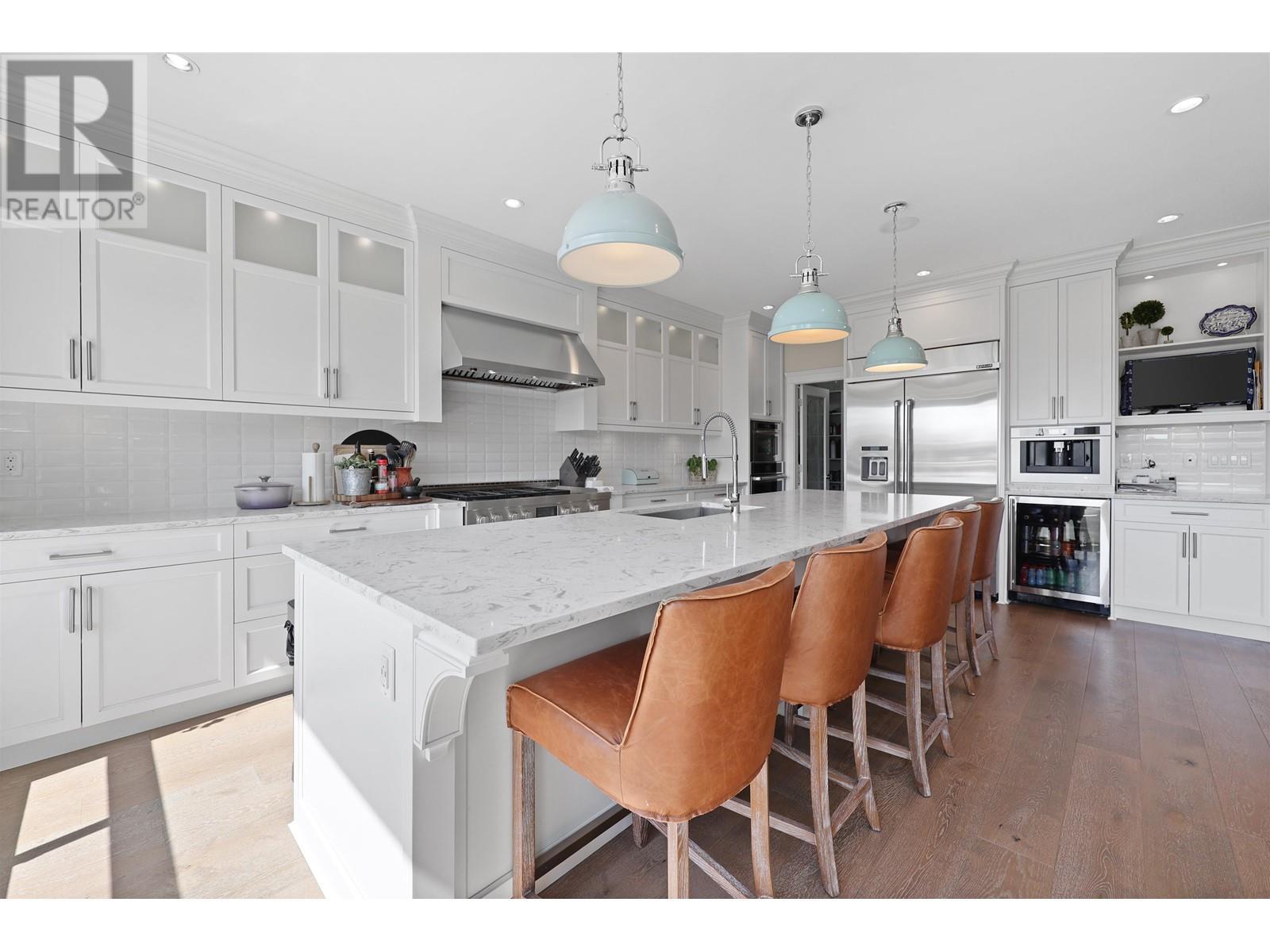 












457 E 12TH STREET

,
North Vancouver,




British Columbia
V7L2K3

