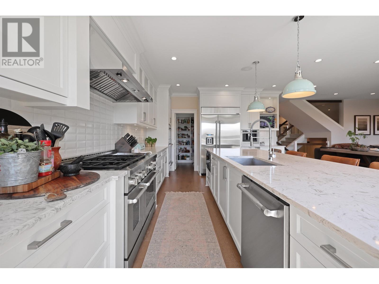 












457 E 12TH STREET

,
North Vancouver,




British Columbia
V7L2K3

