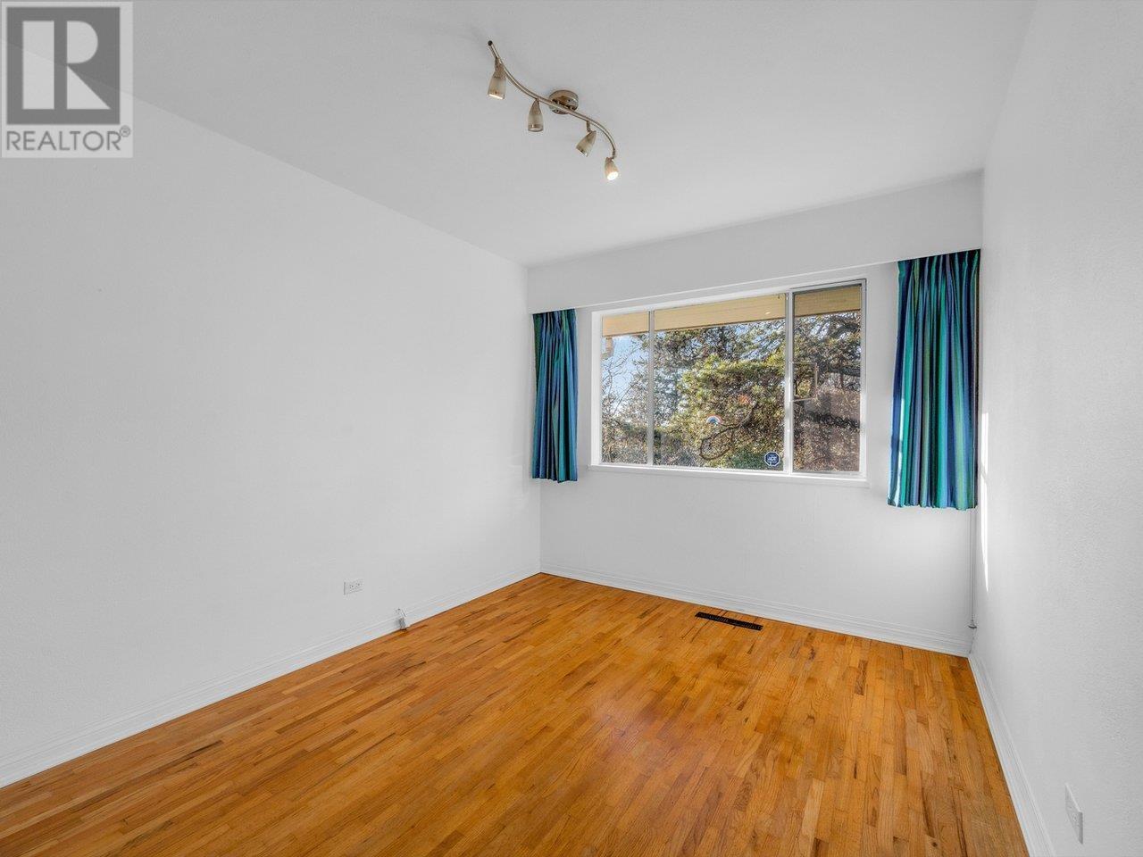 












1204 OTTABURN ROAD

,
West Vancouver,




British Columbia
V7S2J8

