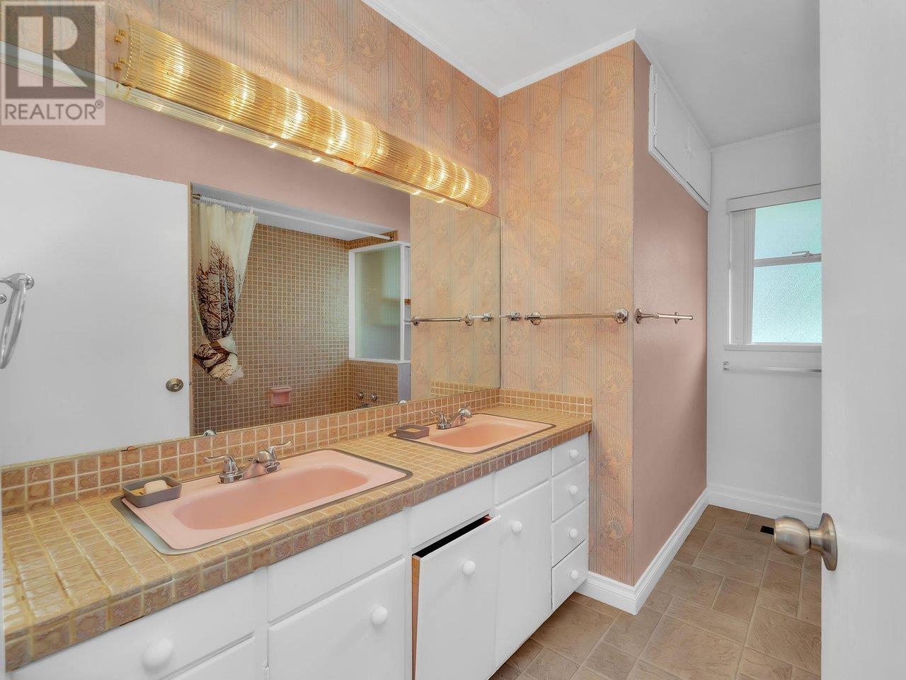 












1204 OTTABURN ROAD

,
West Vancouver,




British Columbia
V7S2J8

