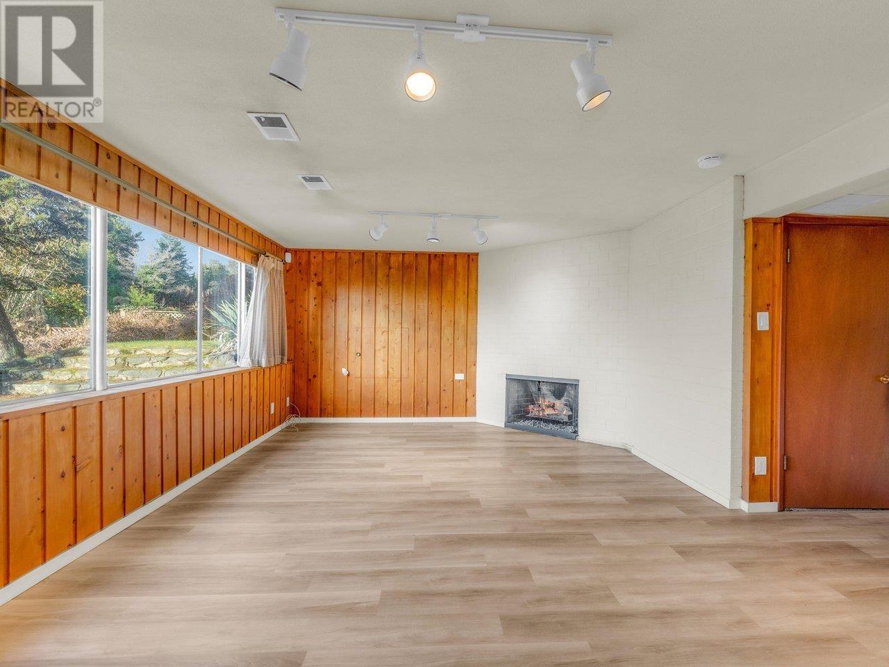 












1204 OTTABURN ROAD

,
West Vancouver,




British Columbia
V7S2J8

