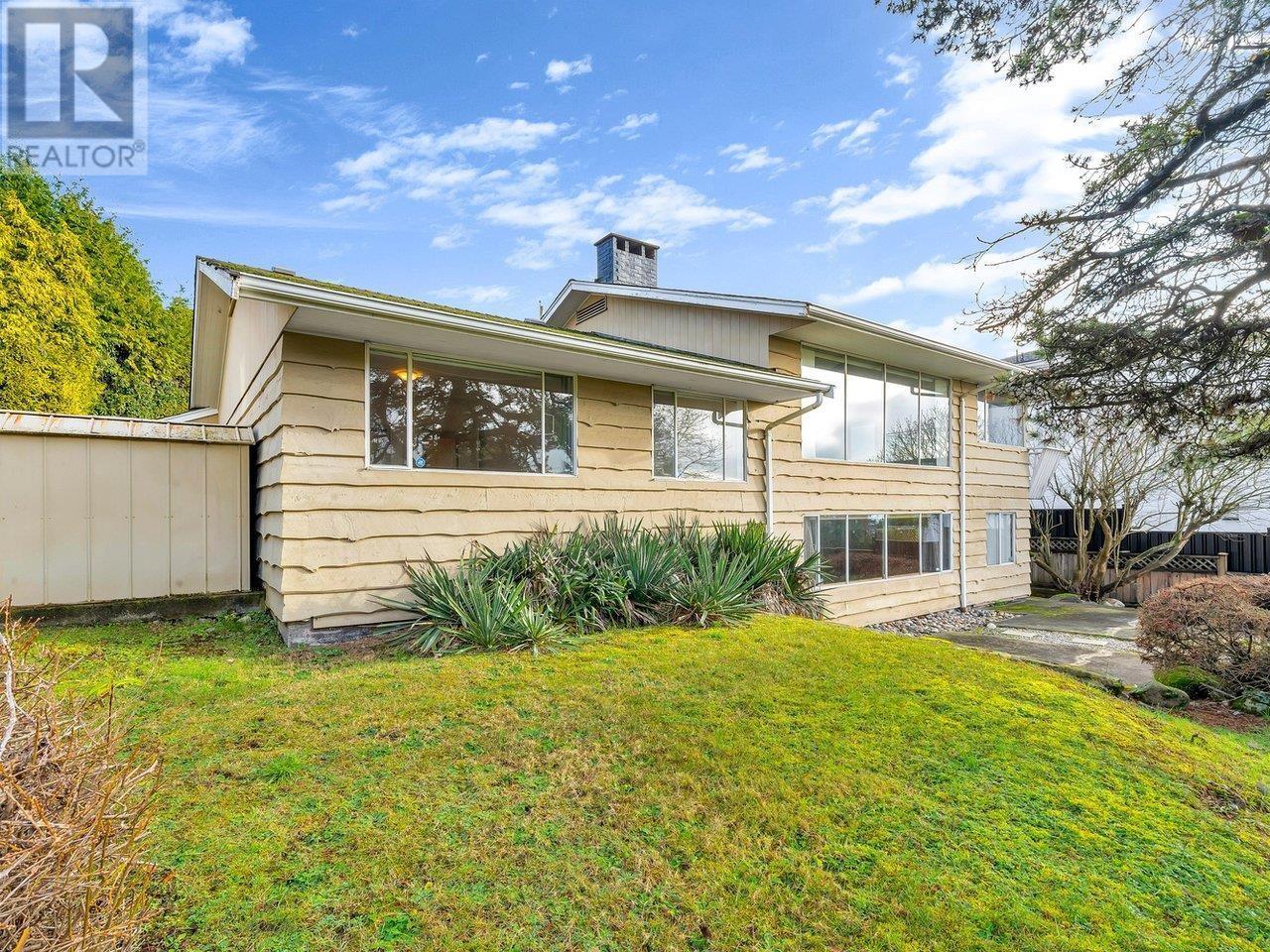 












1204 OTTABURN ROAD

,
West Vancouver,




British Columbia
V7S2J8

